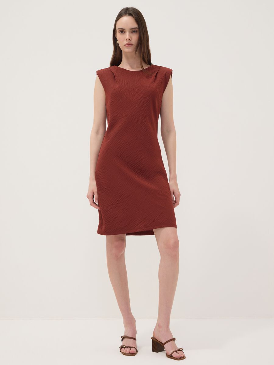 Vestido vermelho justo com detalhes franzidos_0