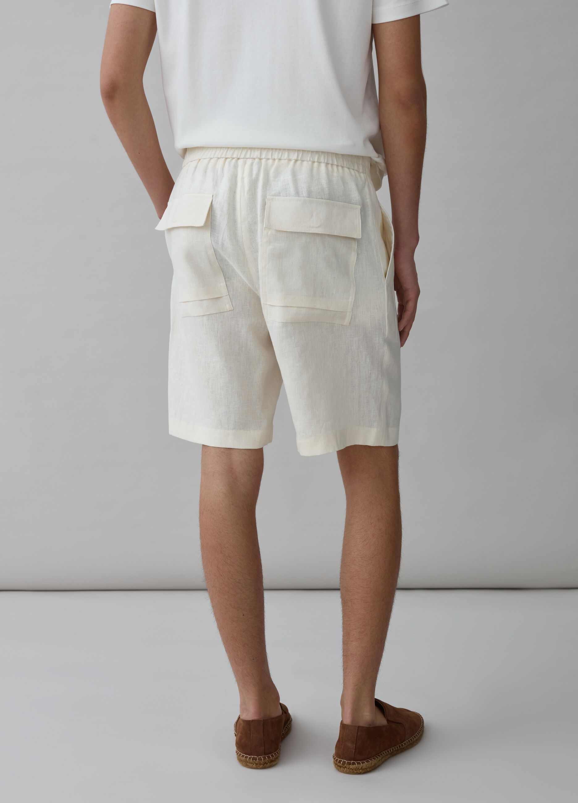 Contemporary Bermuda shorts in linen