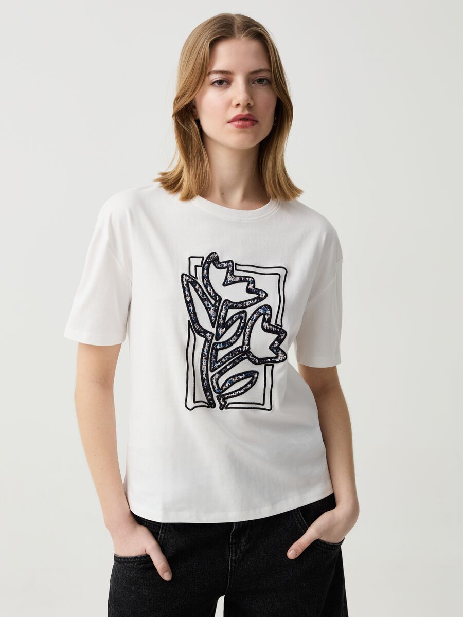 T-shirt in cotone con ricamo floreale_0