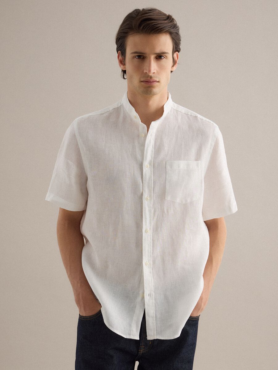 Wei&szlig;e Shirt mit Stehkragen aus reinem Leinen mit regul&auml;rer Passform_1