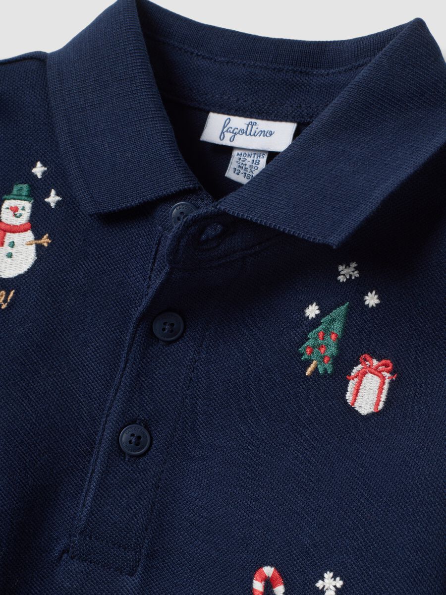 Navyblaues Poloshirt aus reiner Baumwolle mit Polokragen und Weihnachtsstickerei_2