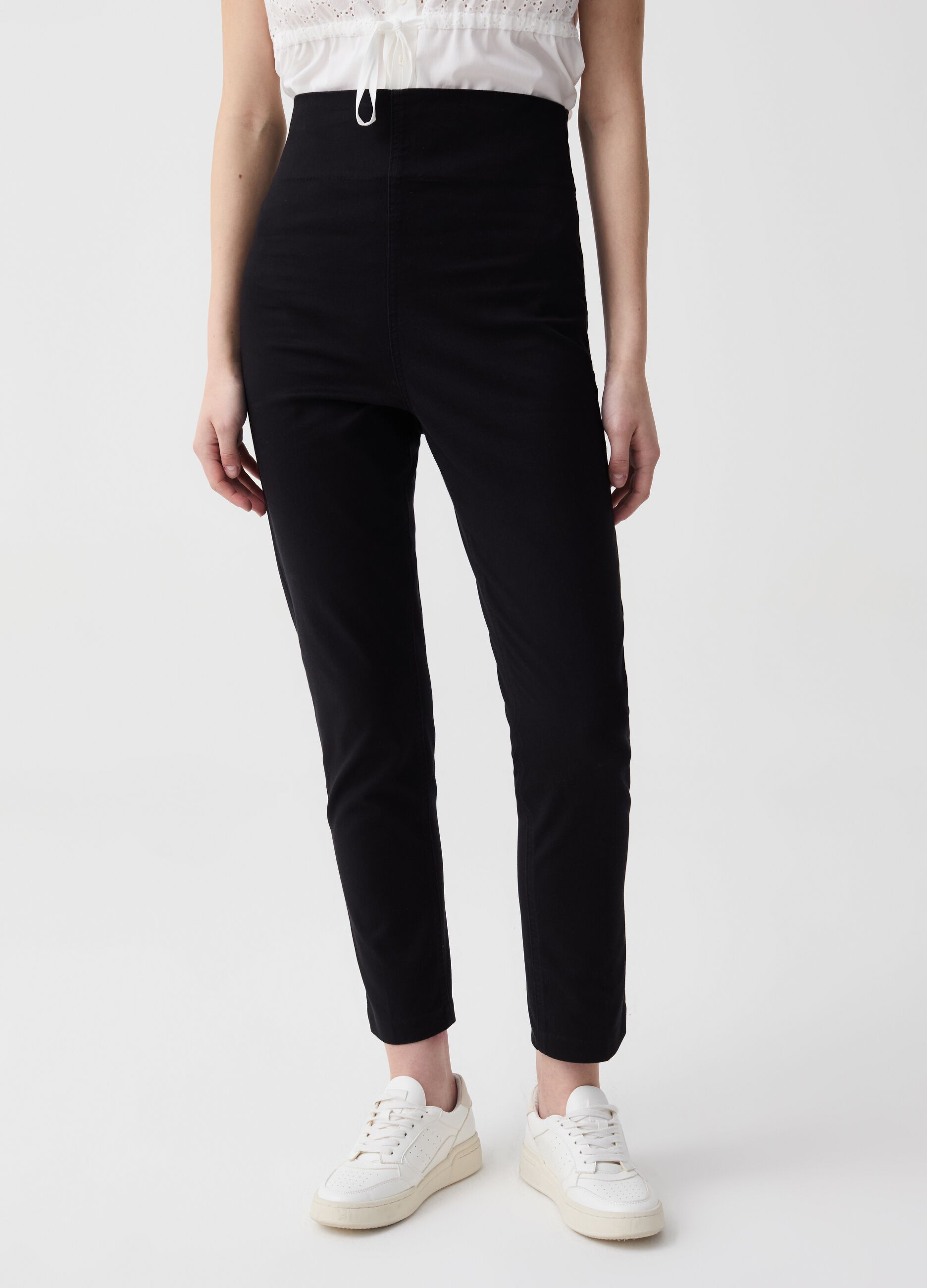 Slim-fit maternity trousers with pockets