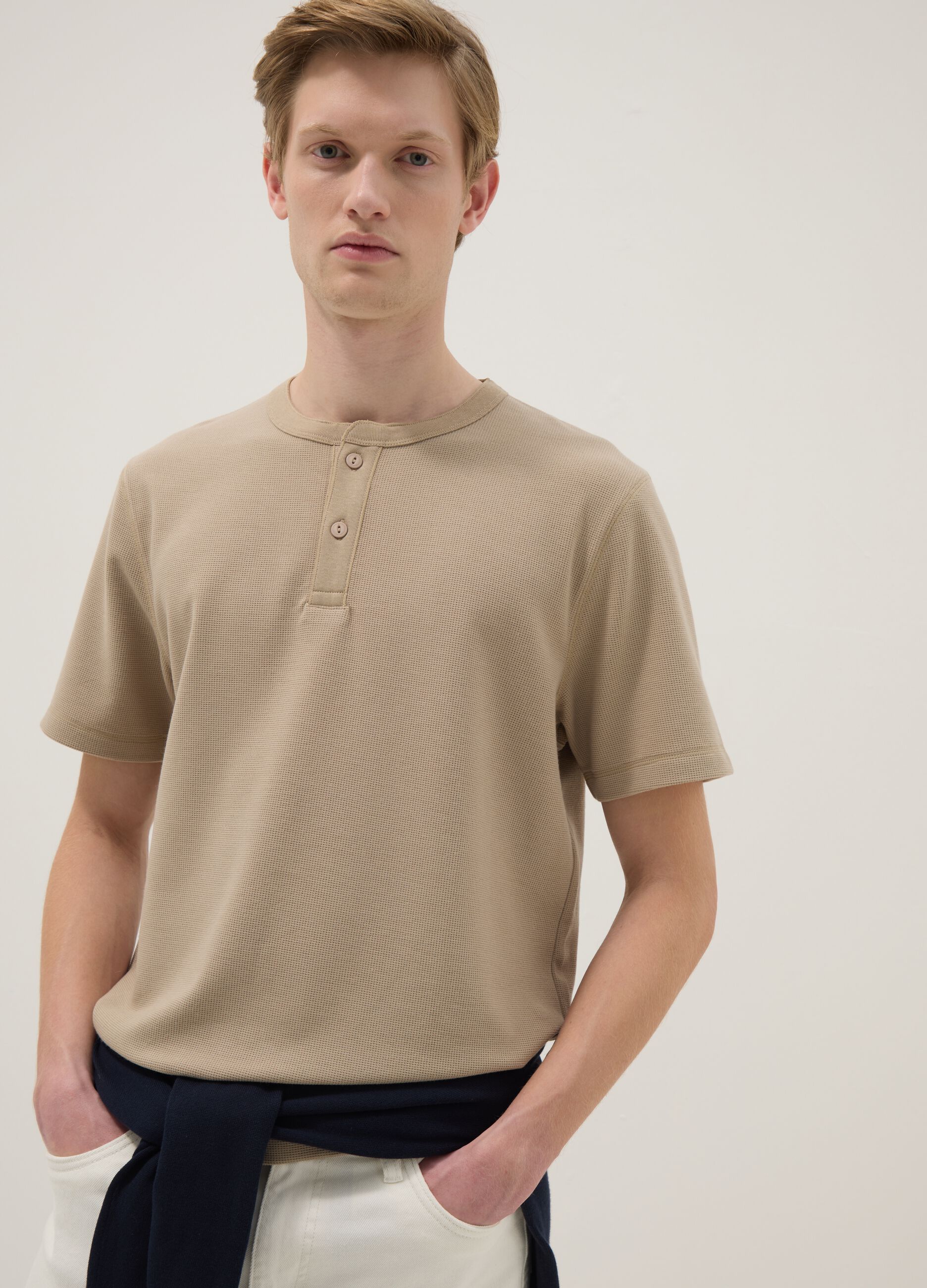 Beiges Regular-Fit T-Shirt mit kurzen &Auml;rmeln und Henley-Ausschnitt