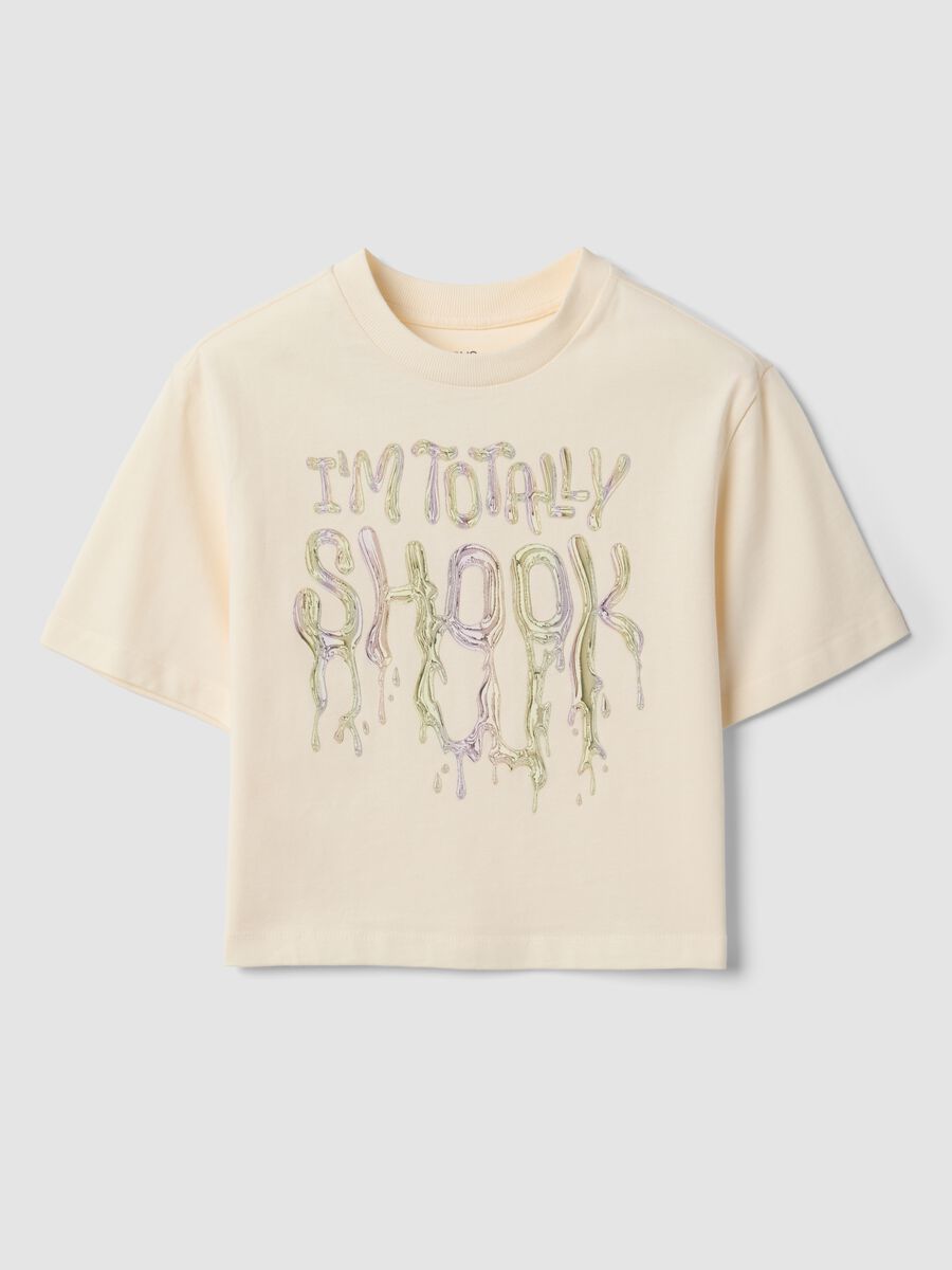 T-shirt beige in puro cotone con collo a costine e scritta frontale_0