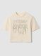 T-shirt beige in puro cotone con collo a costine e scritta frontale_0