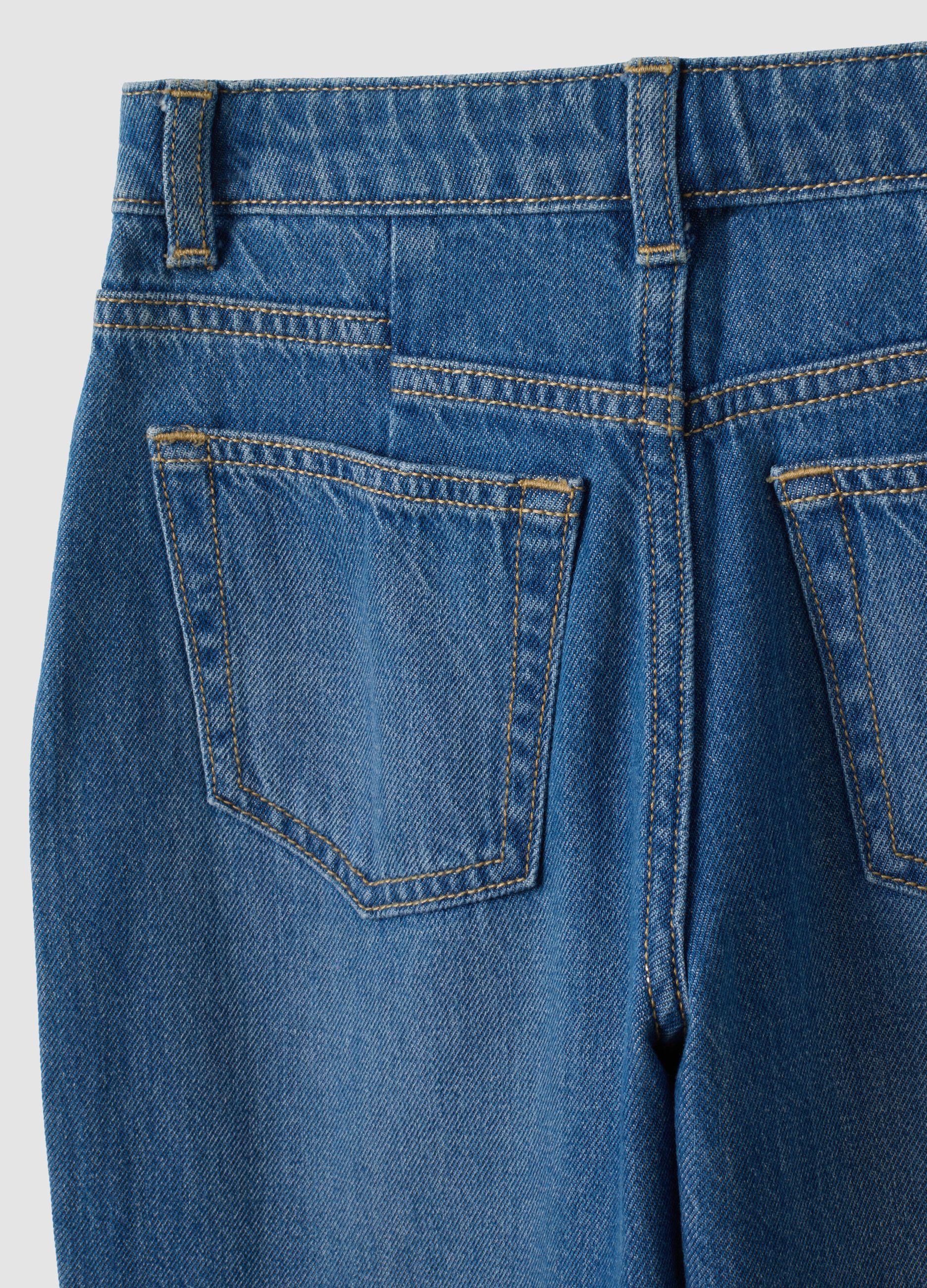 Jeans blu baggy in puro cotone con risvolto ricamato per bambina