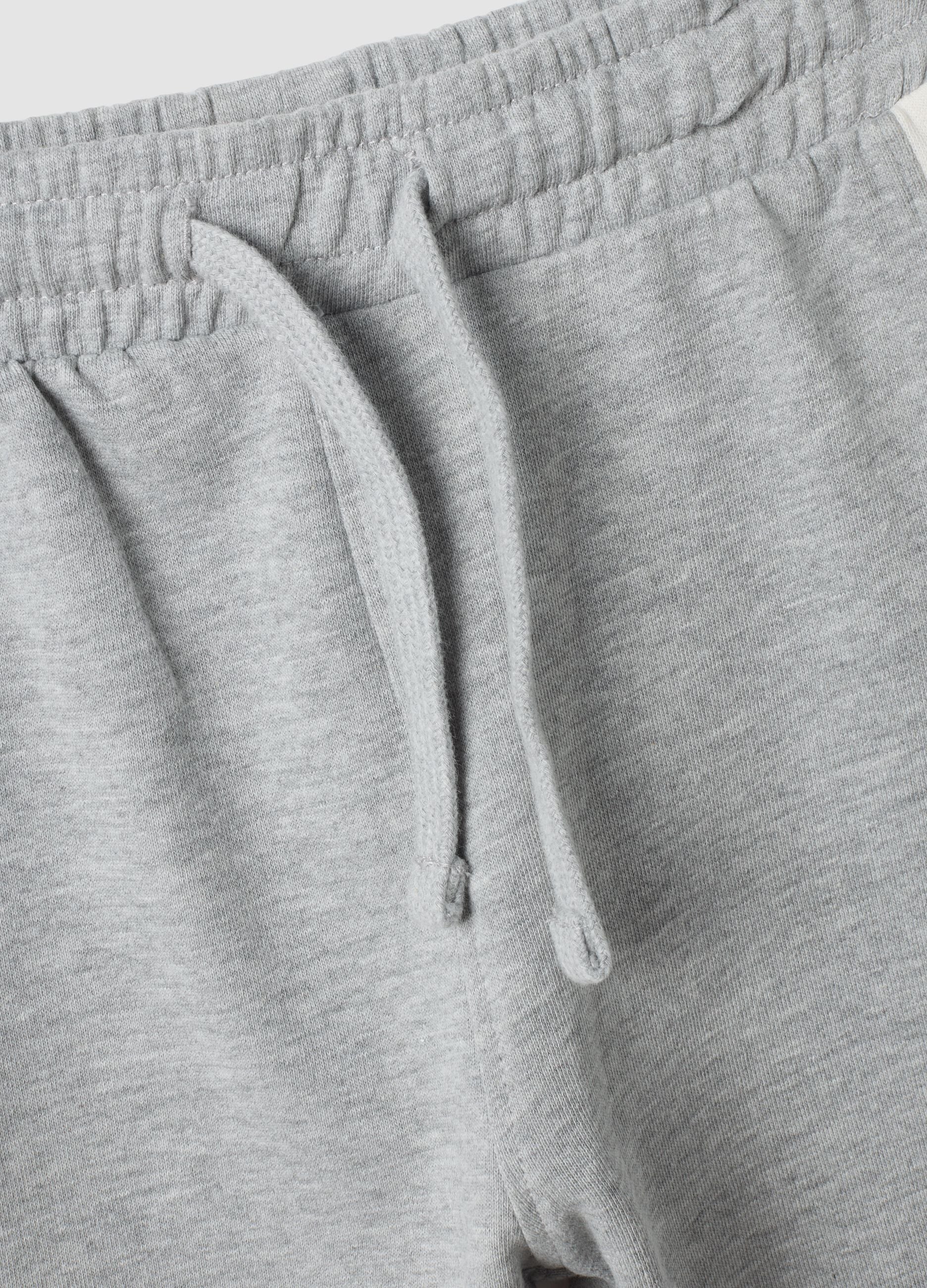 Grey 100% cotton tracksuit with sweatshirt and varsity print for boys