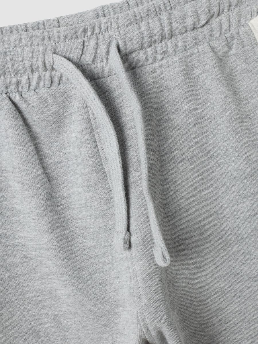 Grey 100% cotton tracksuit with sweatshirt and varsity print for boys_2