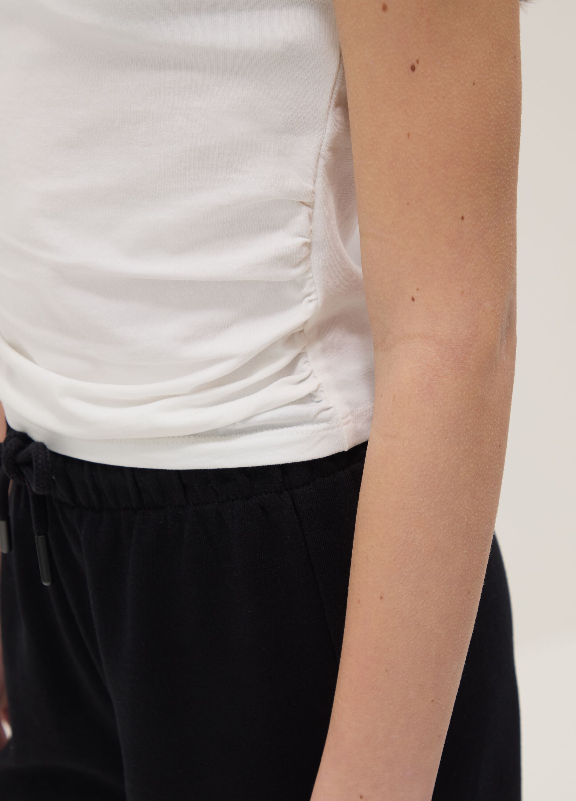 Ά&sigma;&pi;&rho;&omicron; &Gamma;&upsilon;&mu;&nu;&alpha;&sigma;&tau;&iota;&kappa;ό &Mu;&pi;&lambda;&omicron;&upsilon;&zeta;ά&kappa;&iota; &Kappa;&omicron;&rho;&iota;&tau;&sigma;&iota;ώ&nu; &alpha;&pi;ό &Epsilon;&lambda;&alpha;&sigma;&tau;&iota;&kappa;ό &Beta;&alpha;&mu;&beta;ά&kappa;&iota;