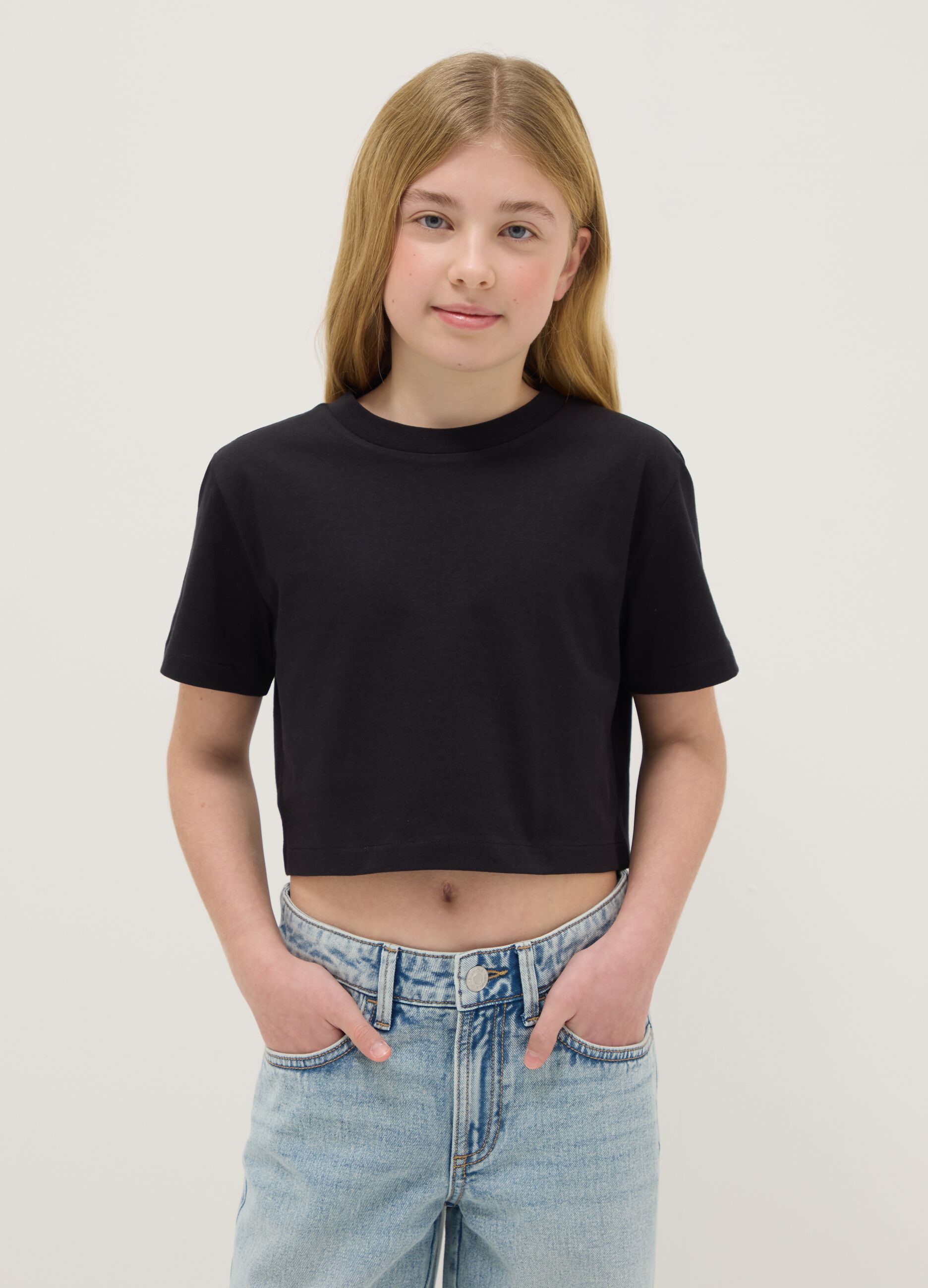 T-shirt preta de algod&atilde;o puro para menina com corte boxy