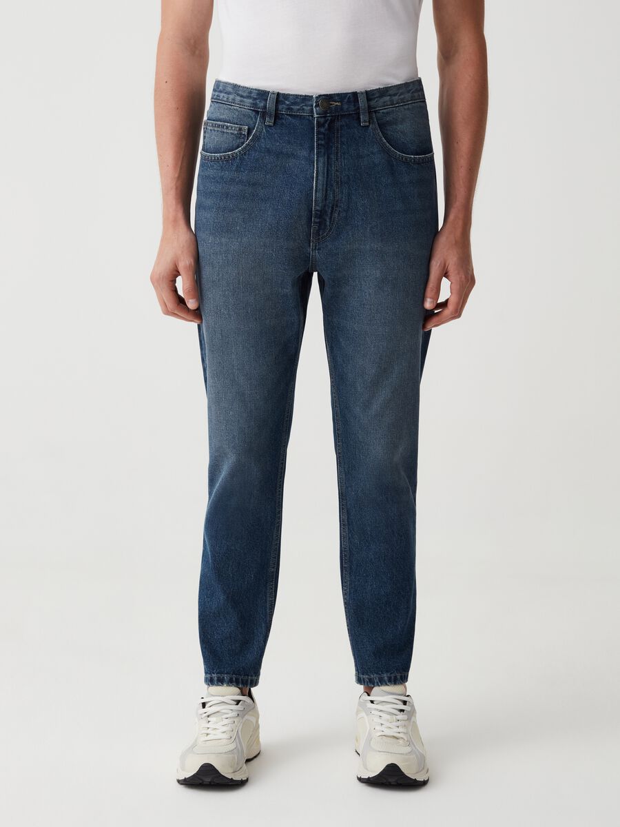 Carrot-fit jeans with fading_1