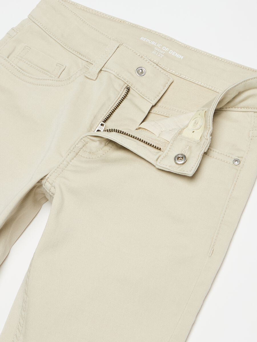 Denim Bermuda shorts with five pockets_2