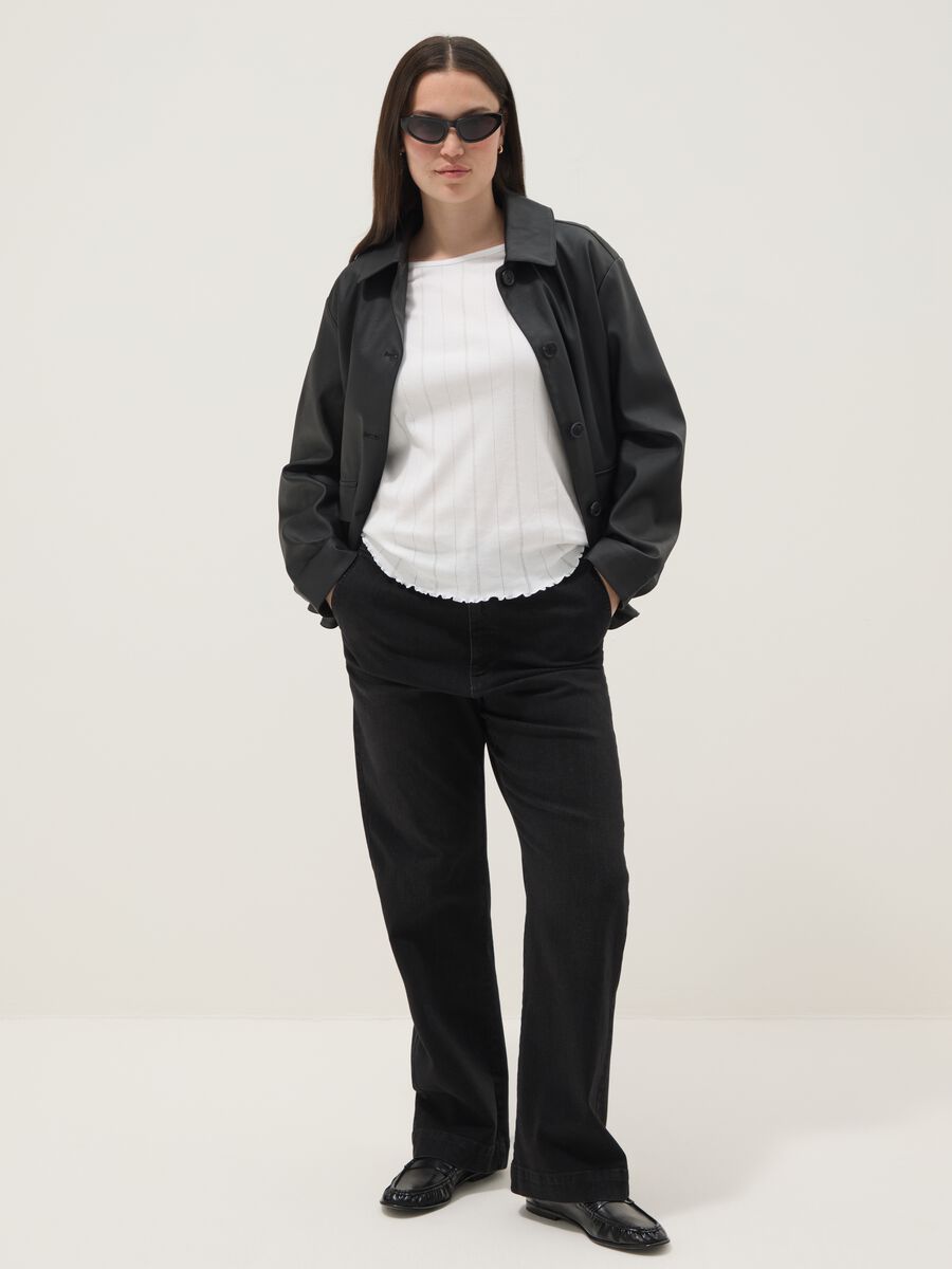 Schwarze Regular-Fit-Jacke mit Kn&ouml;pfen und aufgesetzten Taschen_1