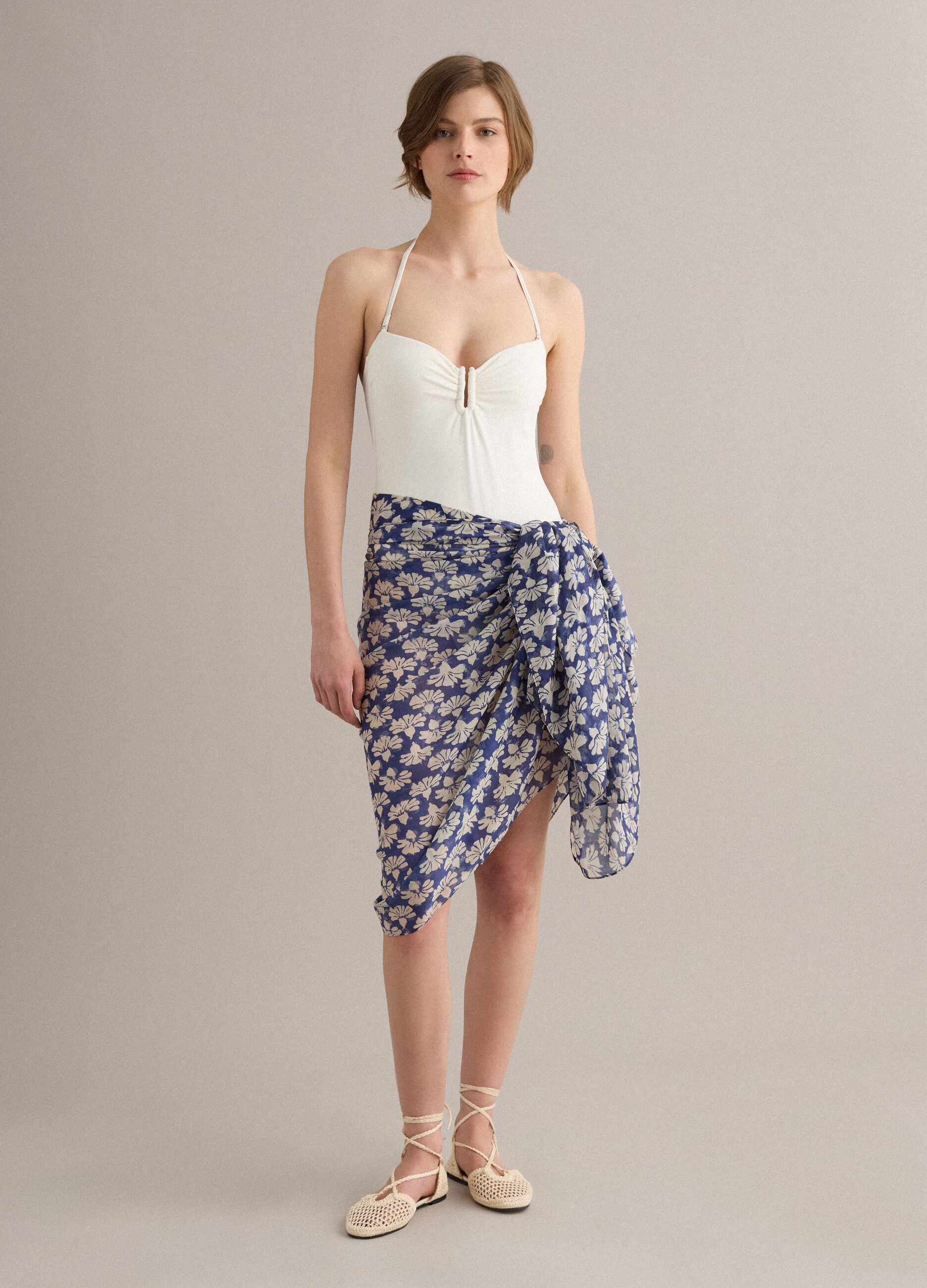 Sarong azul em algod&atilde;o puro com estampado floral