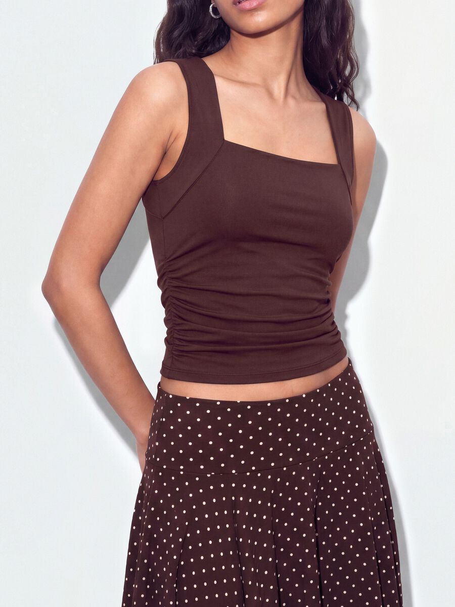 Rotes Stretch-Tanktop mit seitlicher Raffung_3