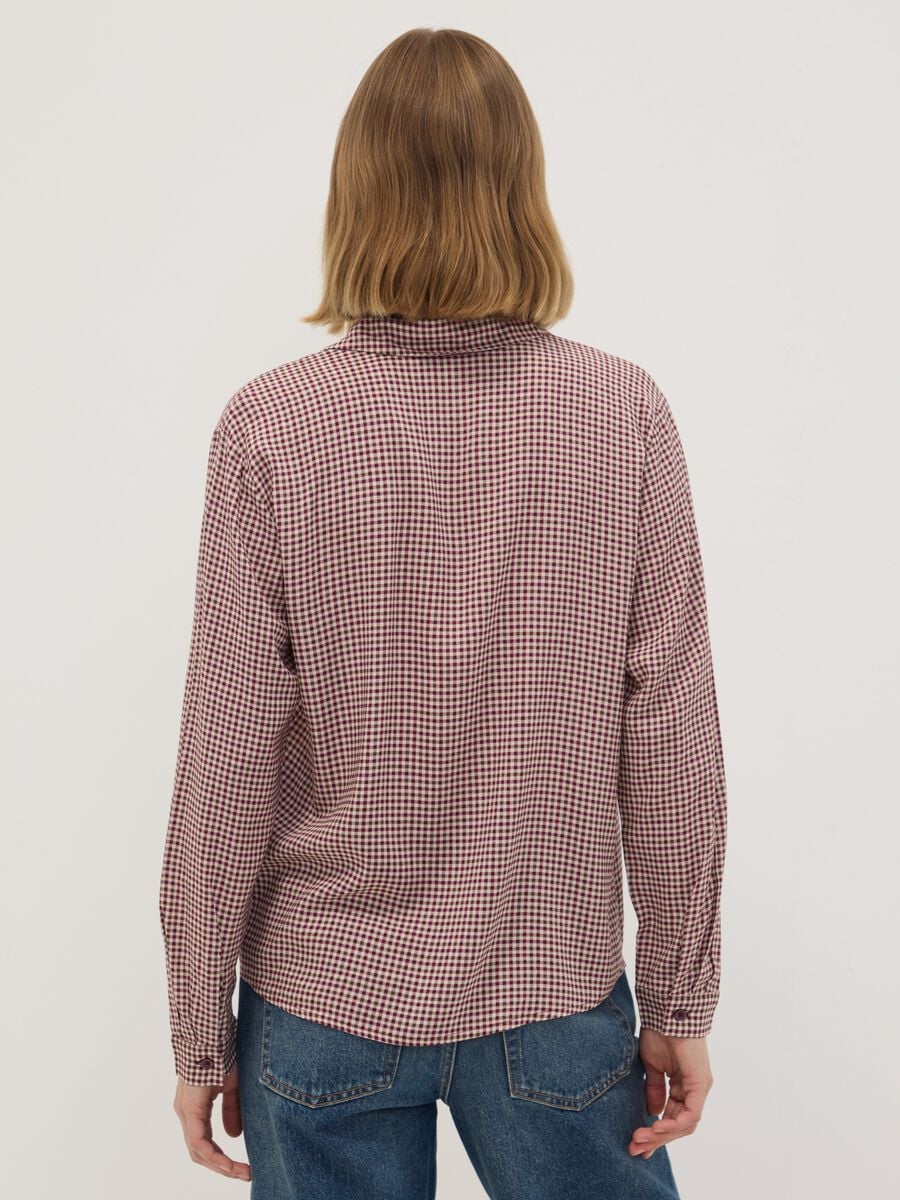 Camicia marrone a quadretti in pura viscosa con colletto classico regular fit_3