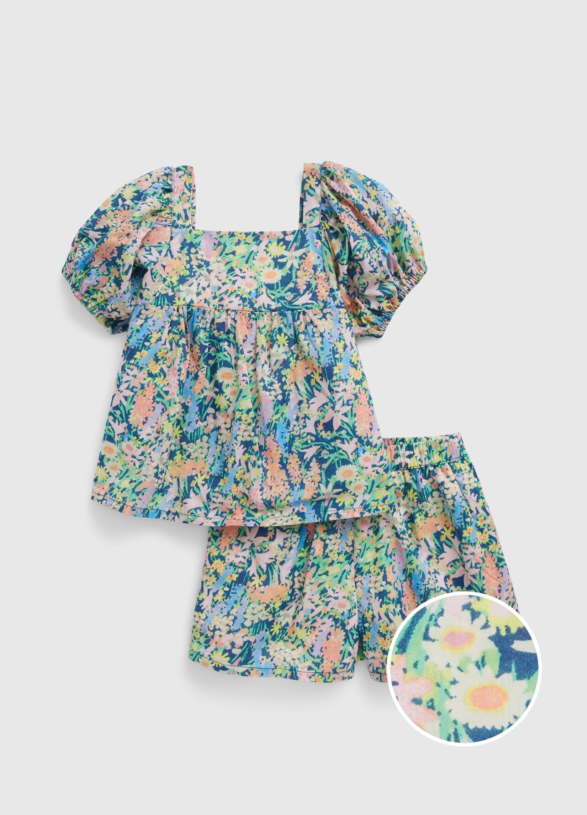 Conjunto blusa y shorts con estampado floral
