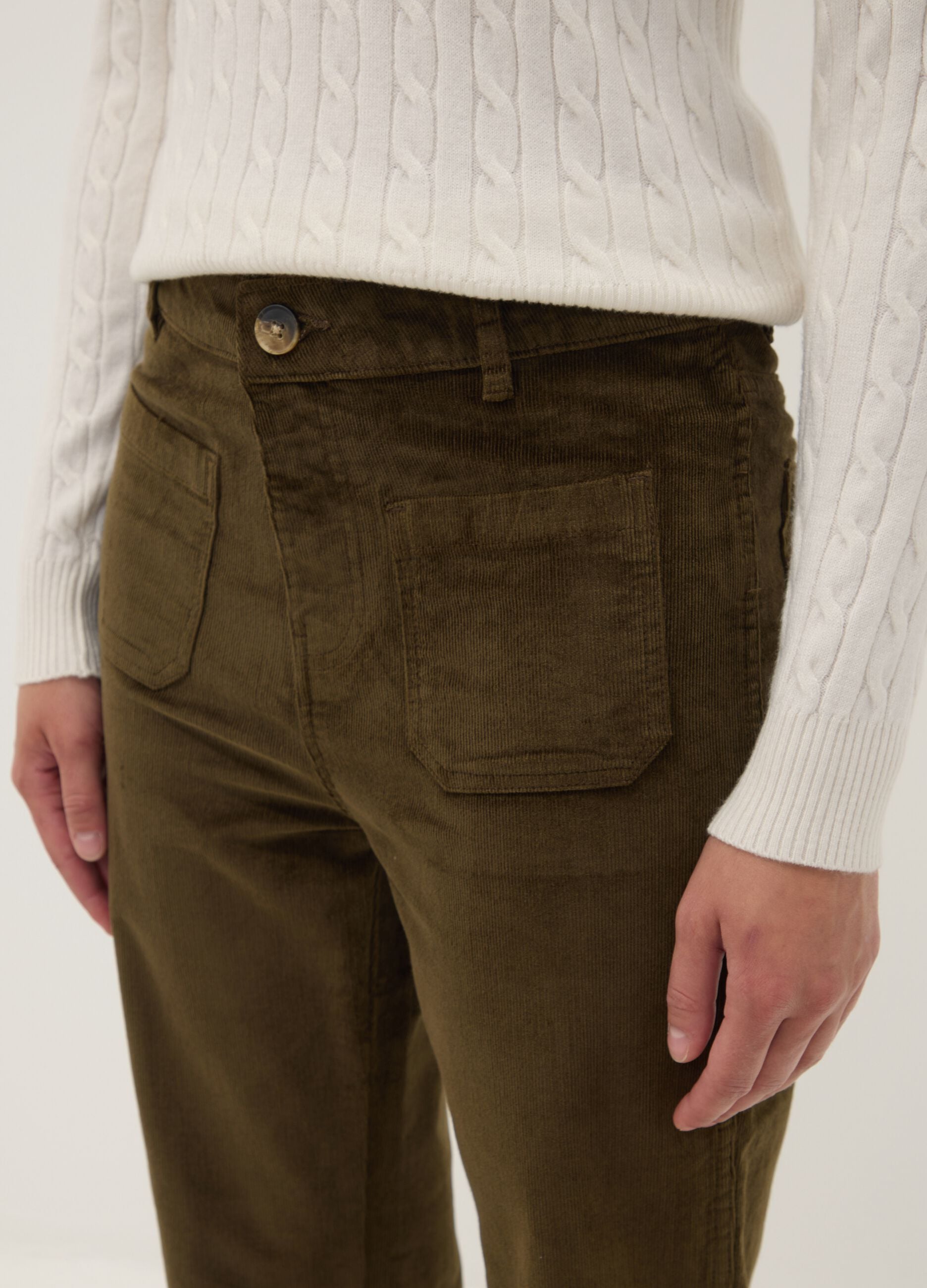 Pantaloni verdi flare in cotone e modal elasticizzato a coste