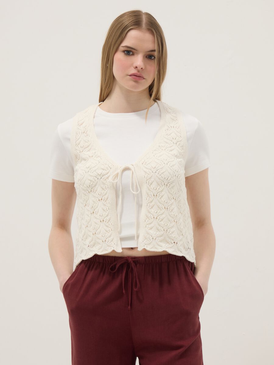 Weisse Weste aus reiner Baumwolle im Regular Fit mit Bindeband und tiefem V-Ausschnitt_1