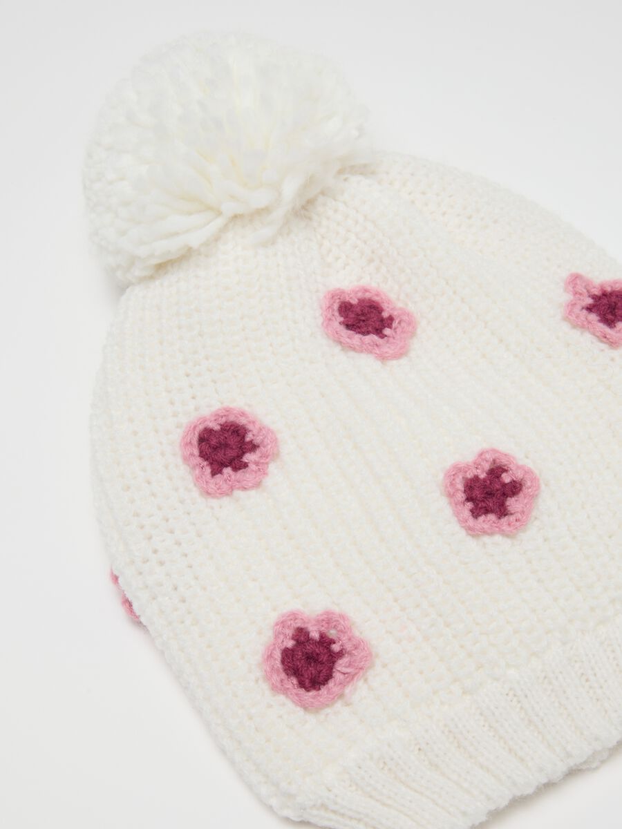 White hat with pom pom and knitted decorations_1