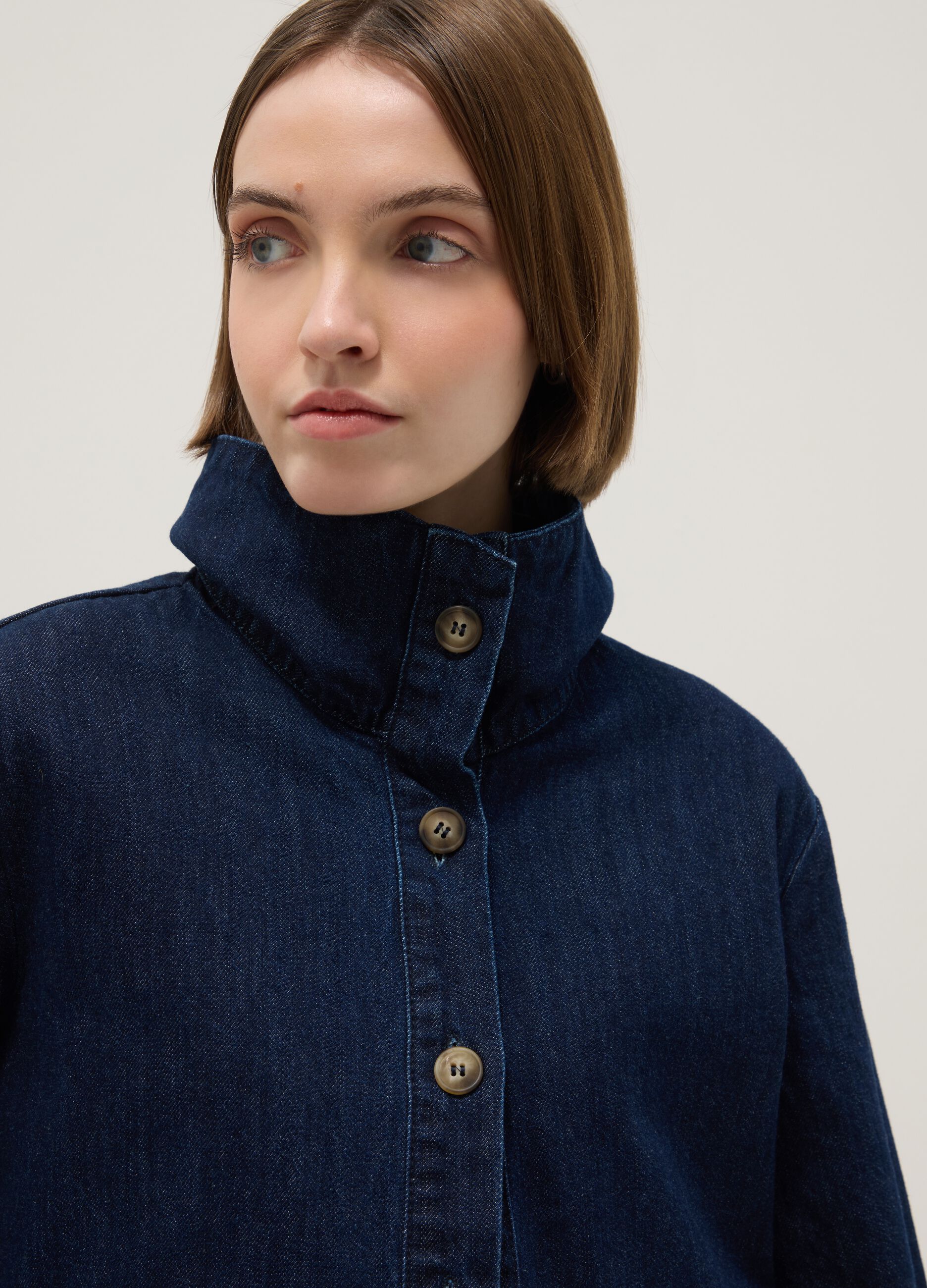 Regular-Fit-Jacke aus blauem Denim mit Kragen