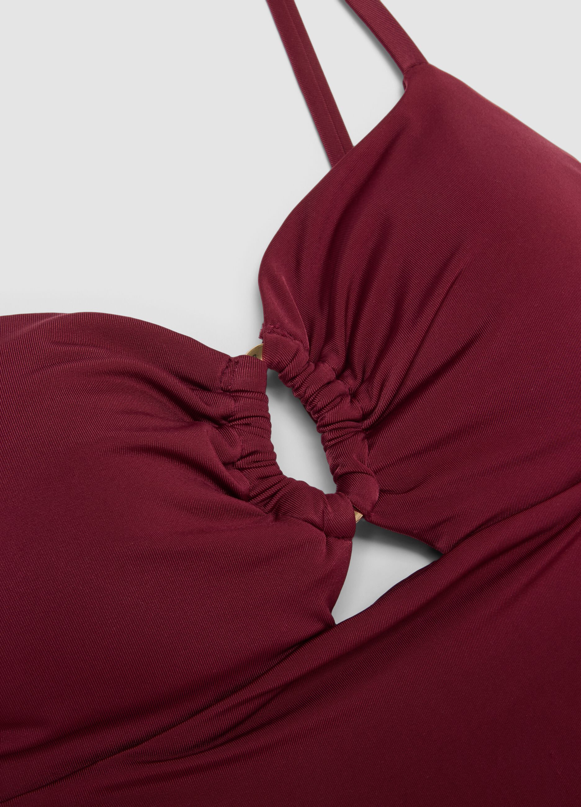 Roter, elastischer Badeanzug (One-Piece) mit Tr&auml;gern