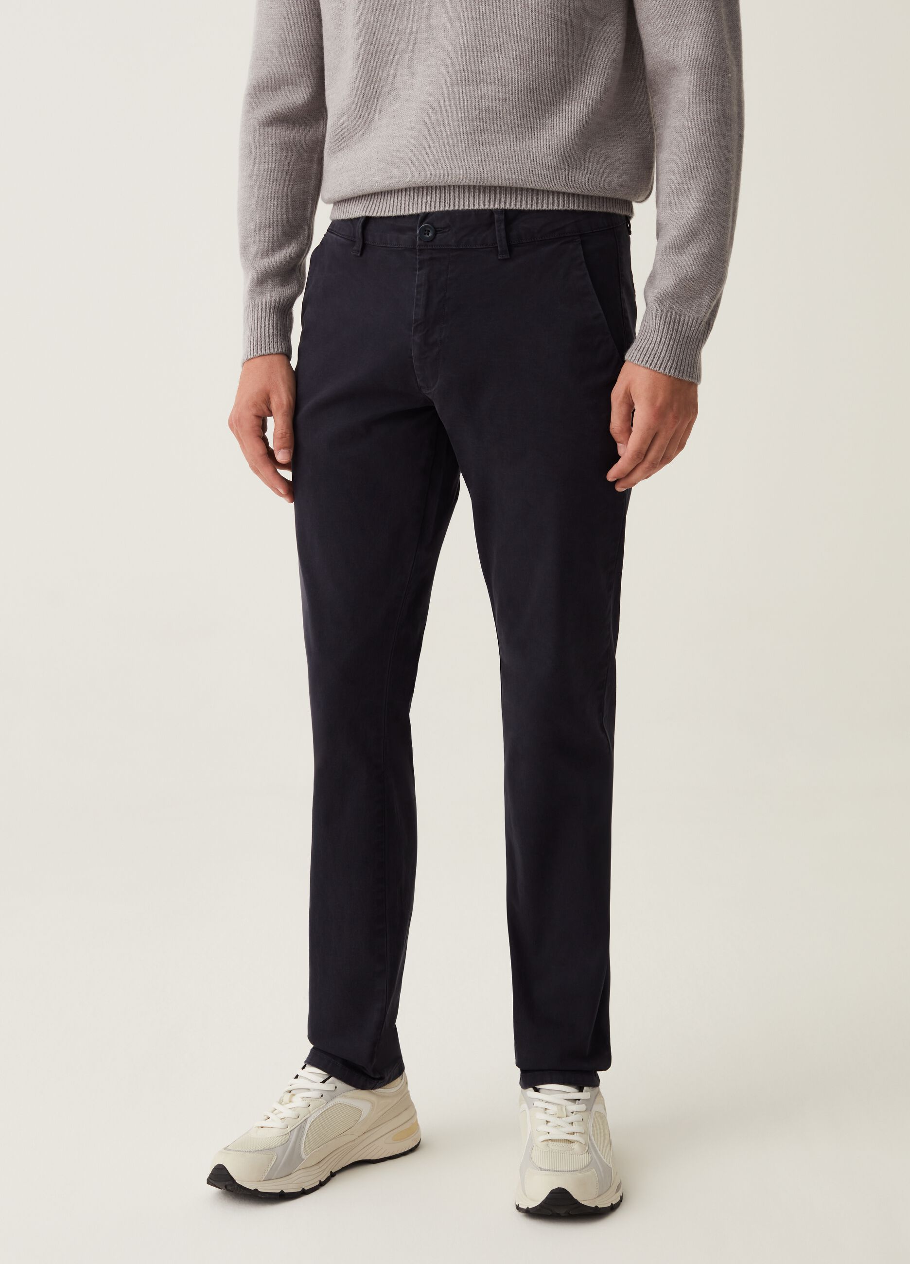 Solid colour stretch chino trousers_1