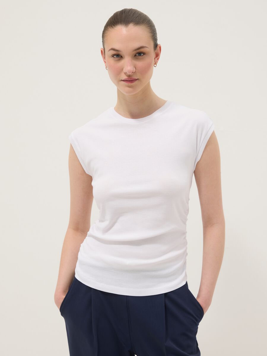 Camiseta de tirantes blanca de algod&oacute;n puro con fruncidos laterales, corte regular_0
