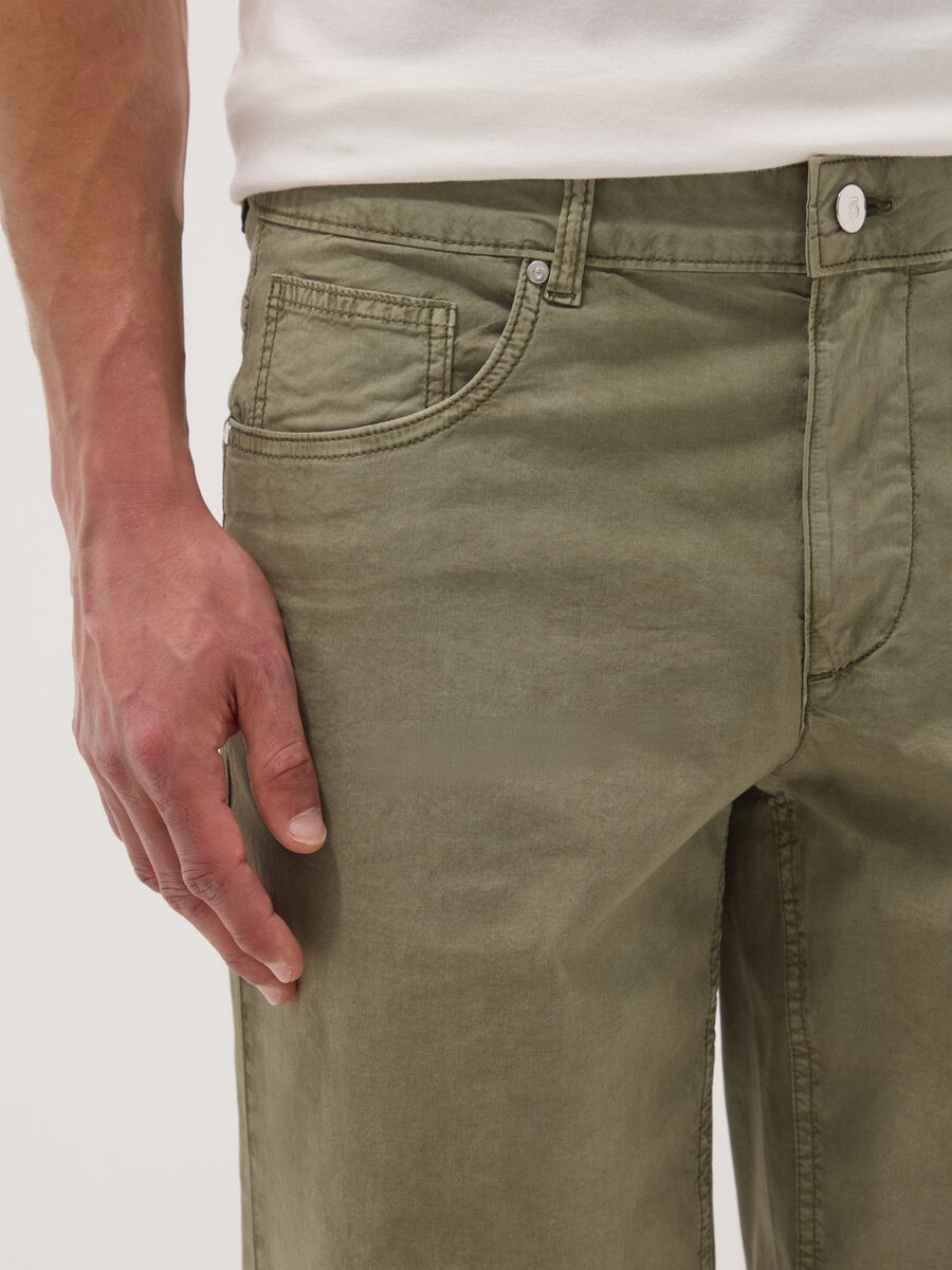 Gr&uuml;ne Bermuda-Shorts aus Stretch-Baumwolle im Five-Pocket-Style_3