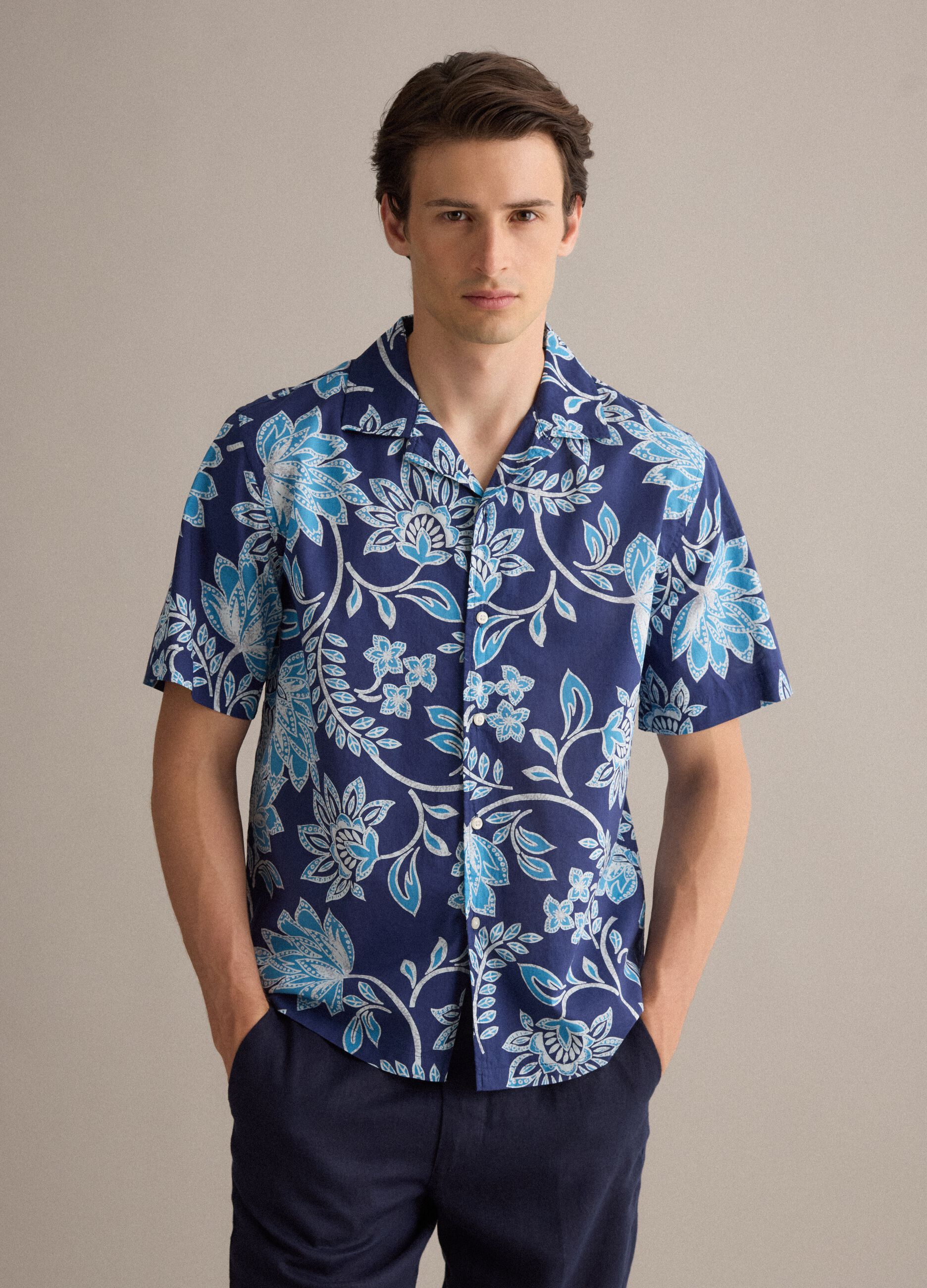 Men&rsquo;s organic cotton blue short-sleeve shirt with floral print