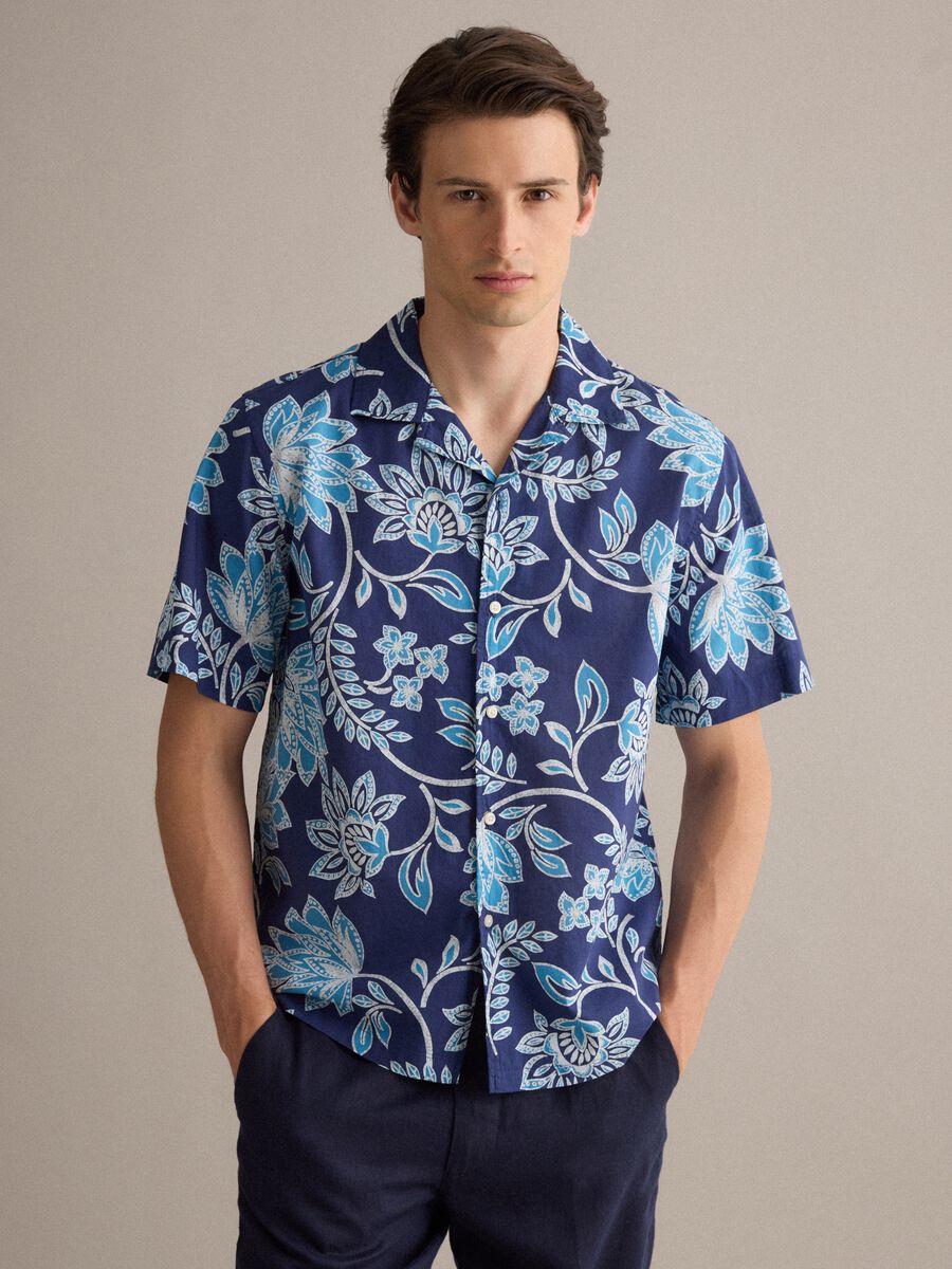 Blaues Herren-Kurzarmhemd aus Bio-Baumwolle mit floralem Print_0