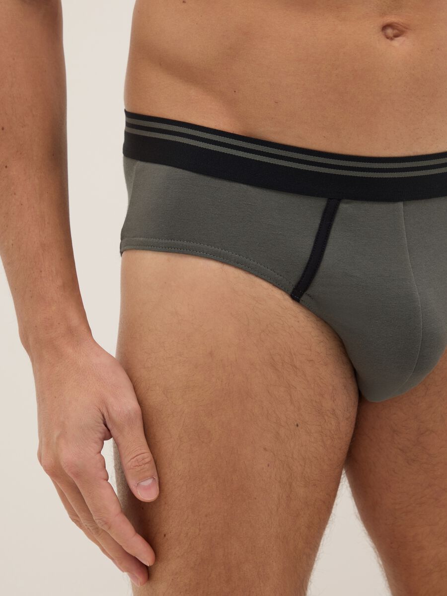 Tripack Regular Fit Multicolour Stretch Cotton Briefs_3