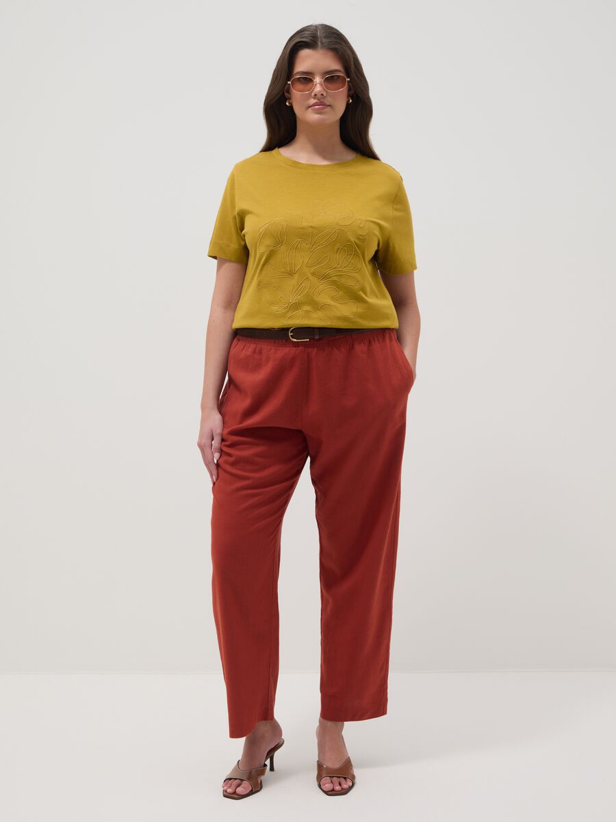 Gelbes Regular-Fit T-Shirt aus reiner Baumwolle mit Blumenstickerei_2