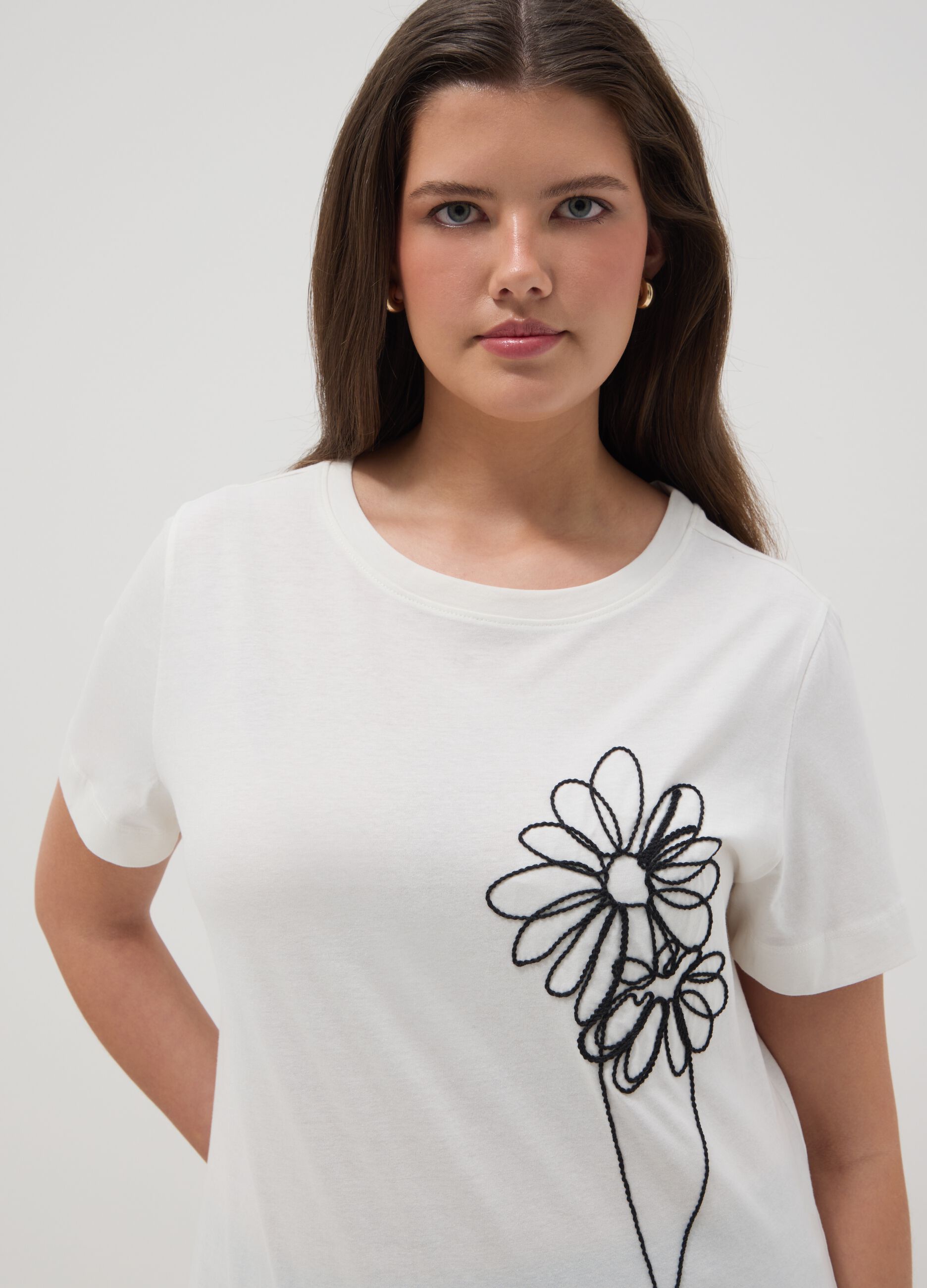 Wei&szlig;e T-Shirt aus reiner Baumwolle, regular fit, mit Blumenstickerei