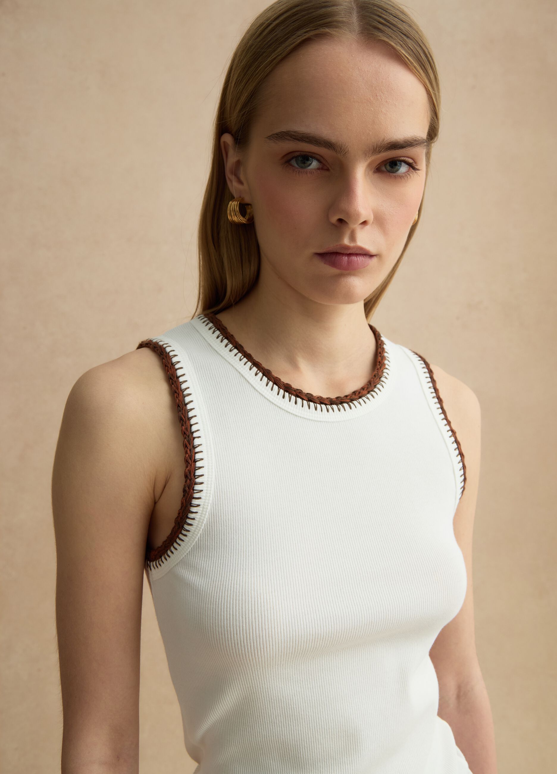 Wei&szlig;e Stretch-Baumwolle Weste Regular Fit mit Stickr&auml;ndern