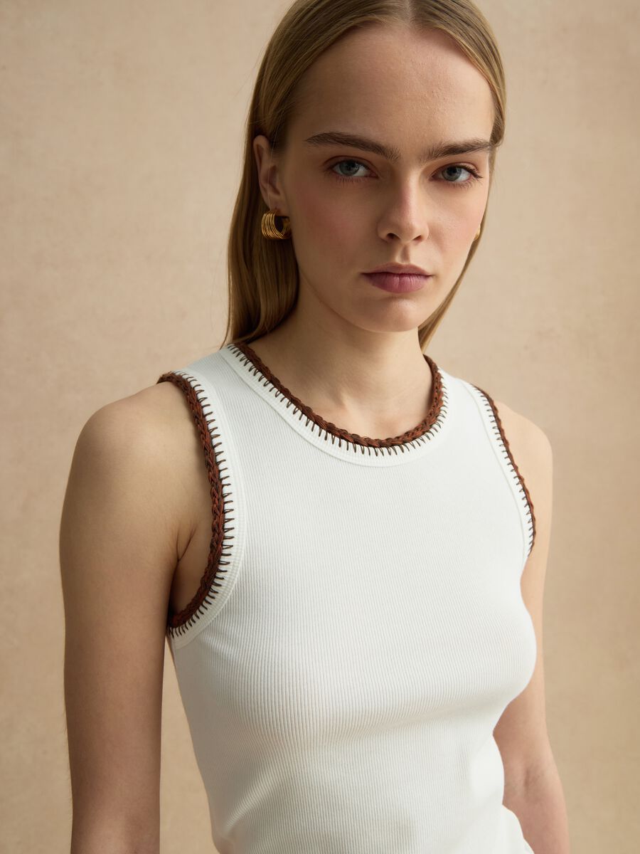 Wei&szlig;e Stretch-Baumwolle Weste Regular Fit mit Stickr&auml;ndern_0