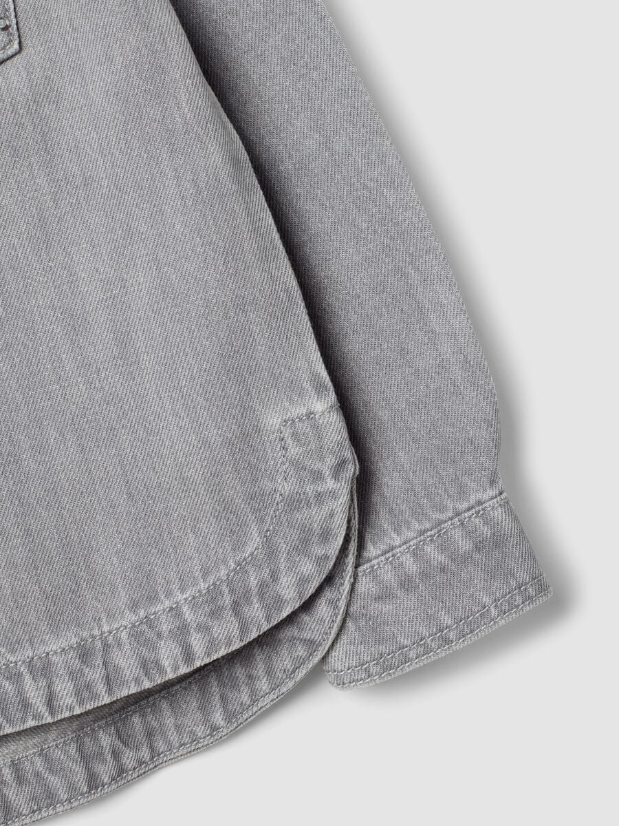 Graues Oversize-Hemd aus reiner Baumwolle mit Nieten f&uuml;r M&auml;dchen_3