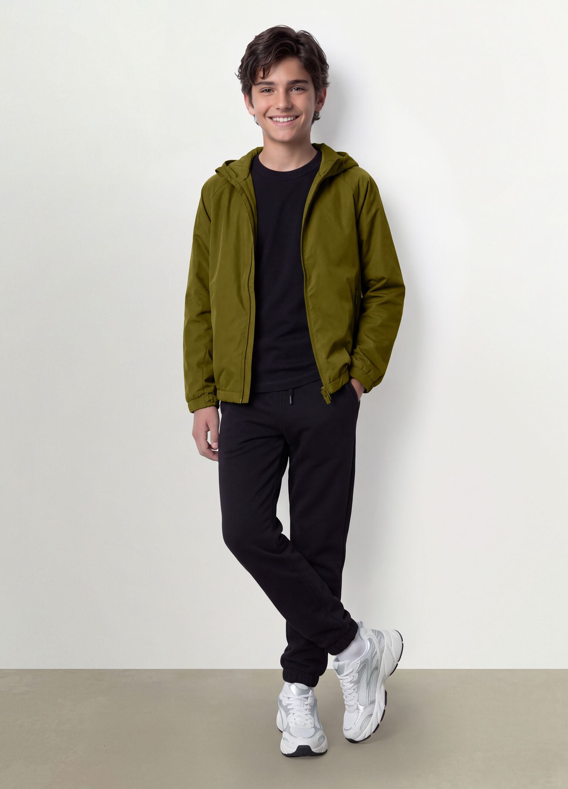 Chaqueta impermeable verde con capucha y cremallera para ni&ntilde;o