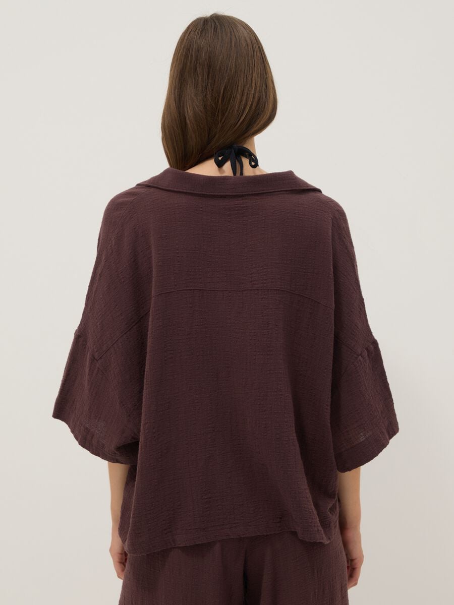 Kurzer brauner Kaftan aus reiner Baumwolle mit V-Ausschnitt_3
