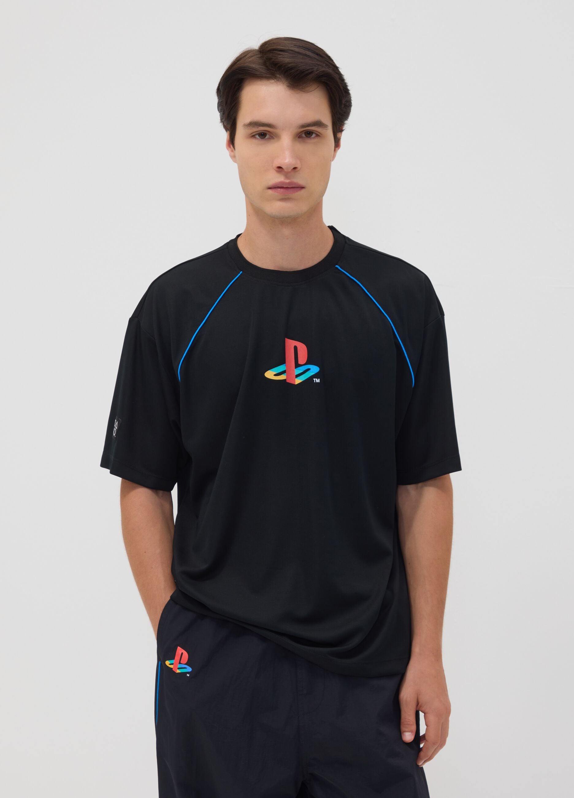 T-shirt preta PlayStation com log&oacute;tipo e debruns em contraste