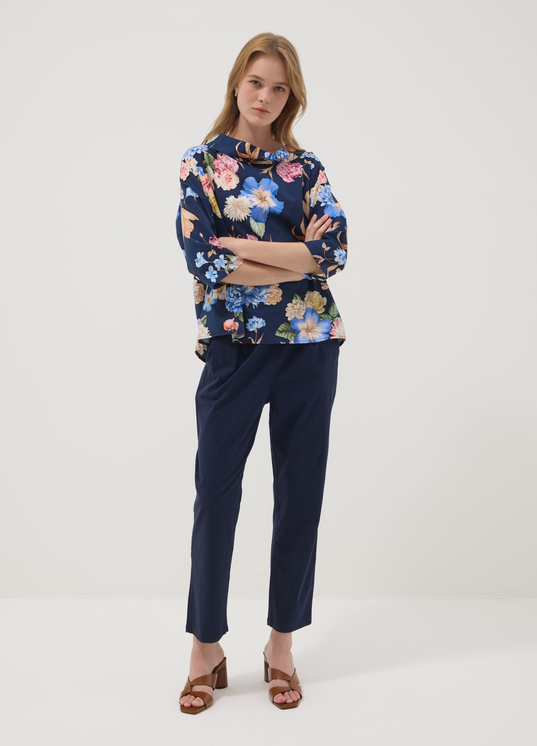 Blaues Oberteil aus Stretch-Baumwolle mit Blumenmuster