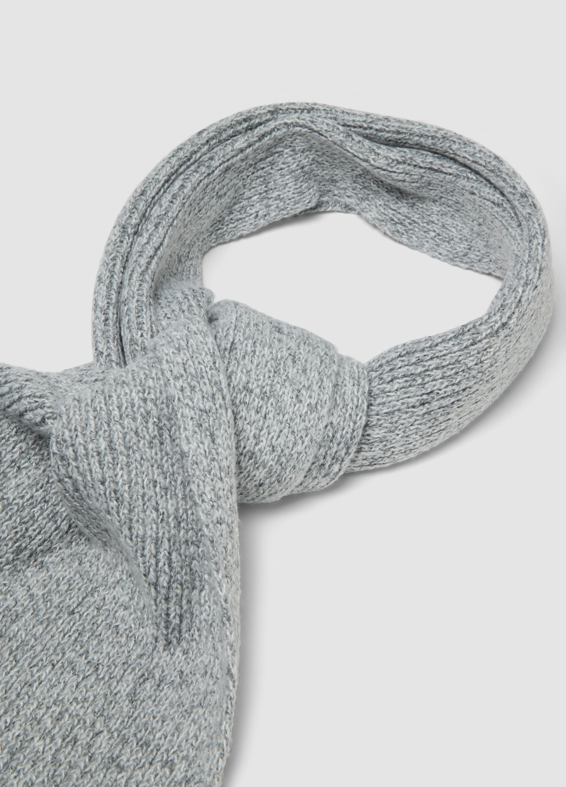 Light grey rib-knit scarf