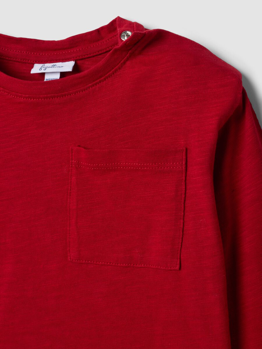 T-shirt rossa in puro cotone organico con girocollo e taschino_3
