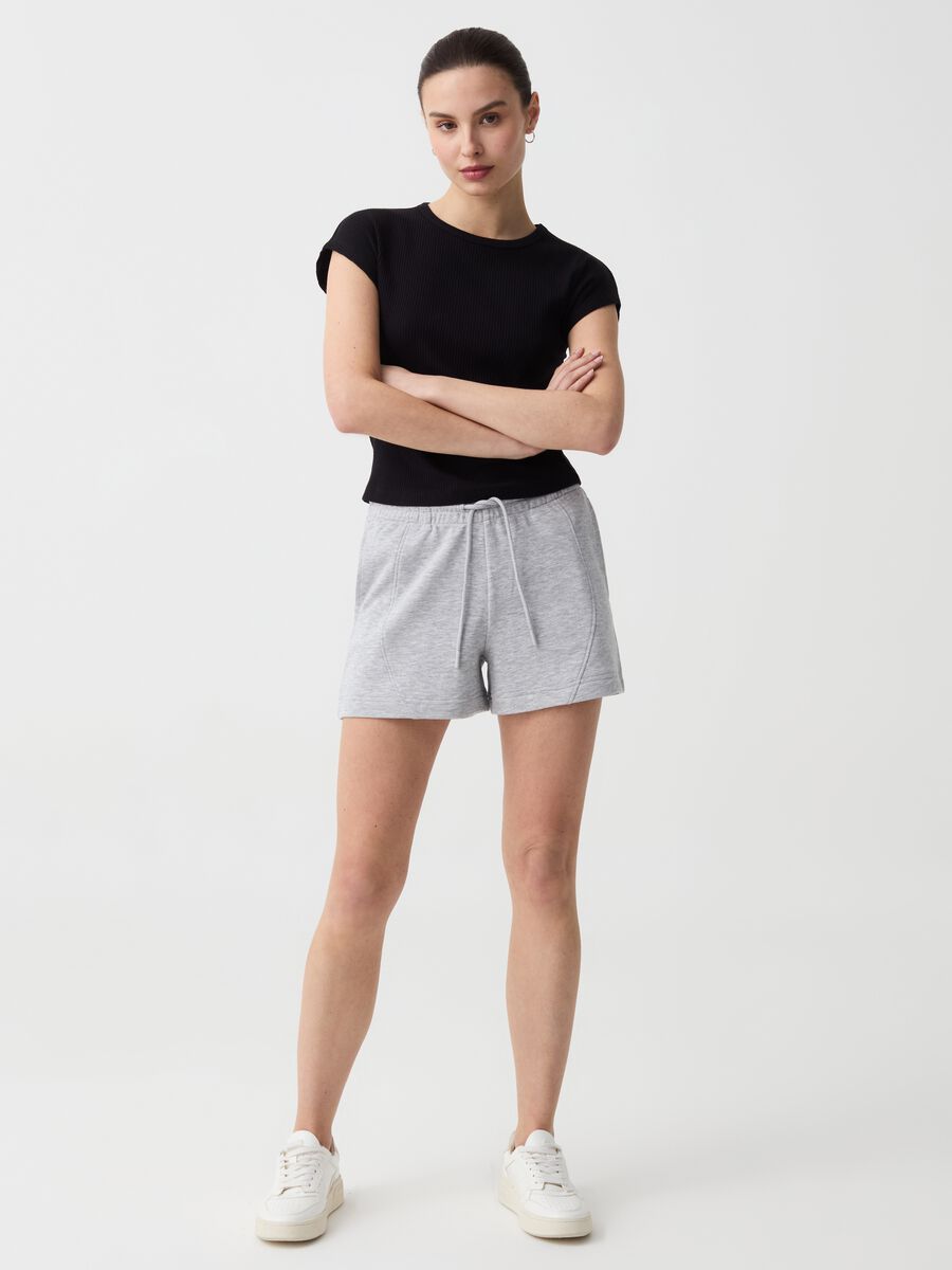 Shorts Essential con costuras en relieve_0