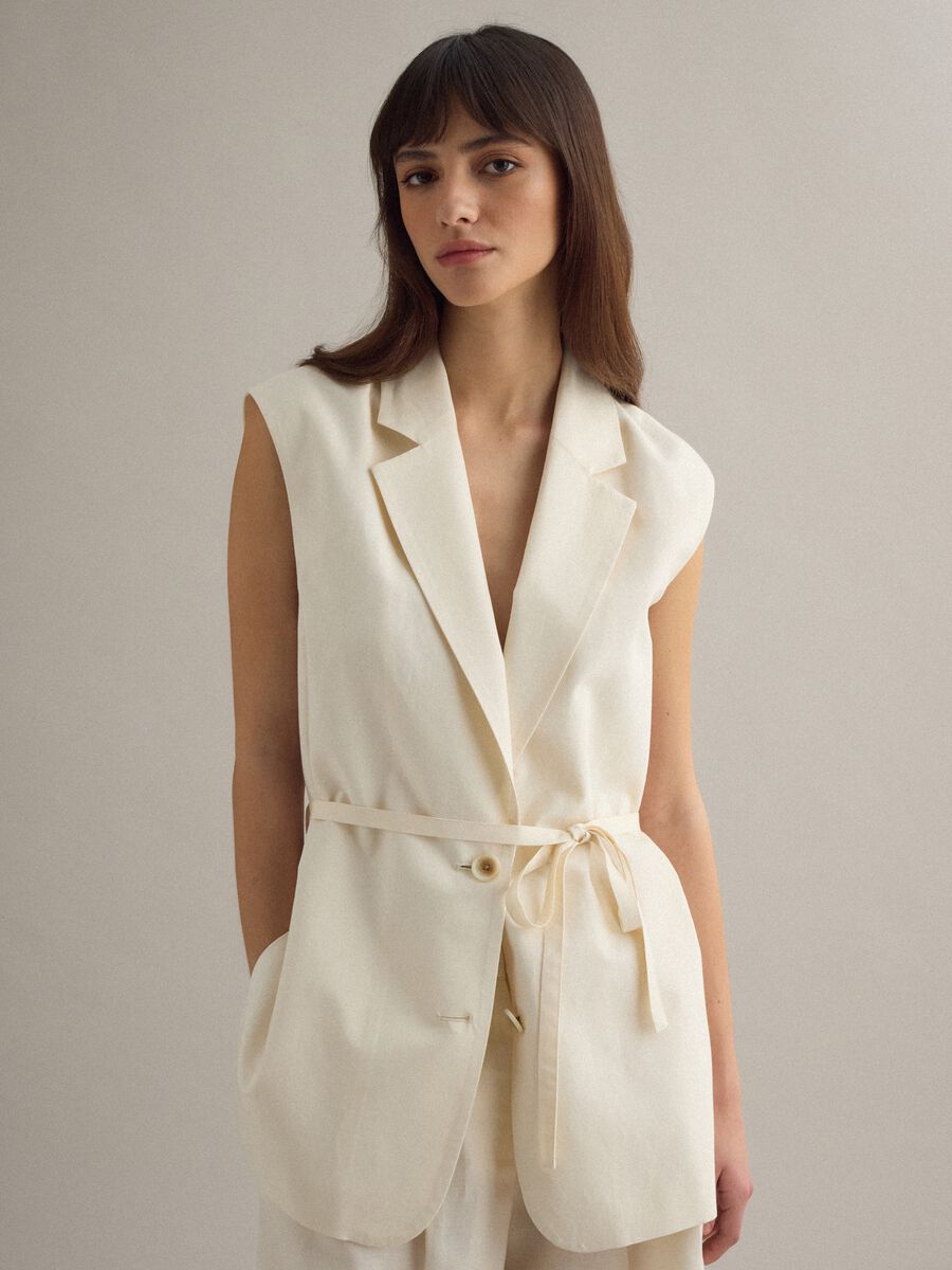 Wei&szlig;es Regular-Fit-Weste aus Lyocell-Leinen-Mix mit G&uuml;rtel_0