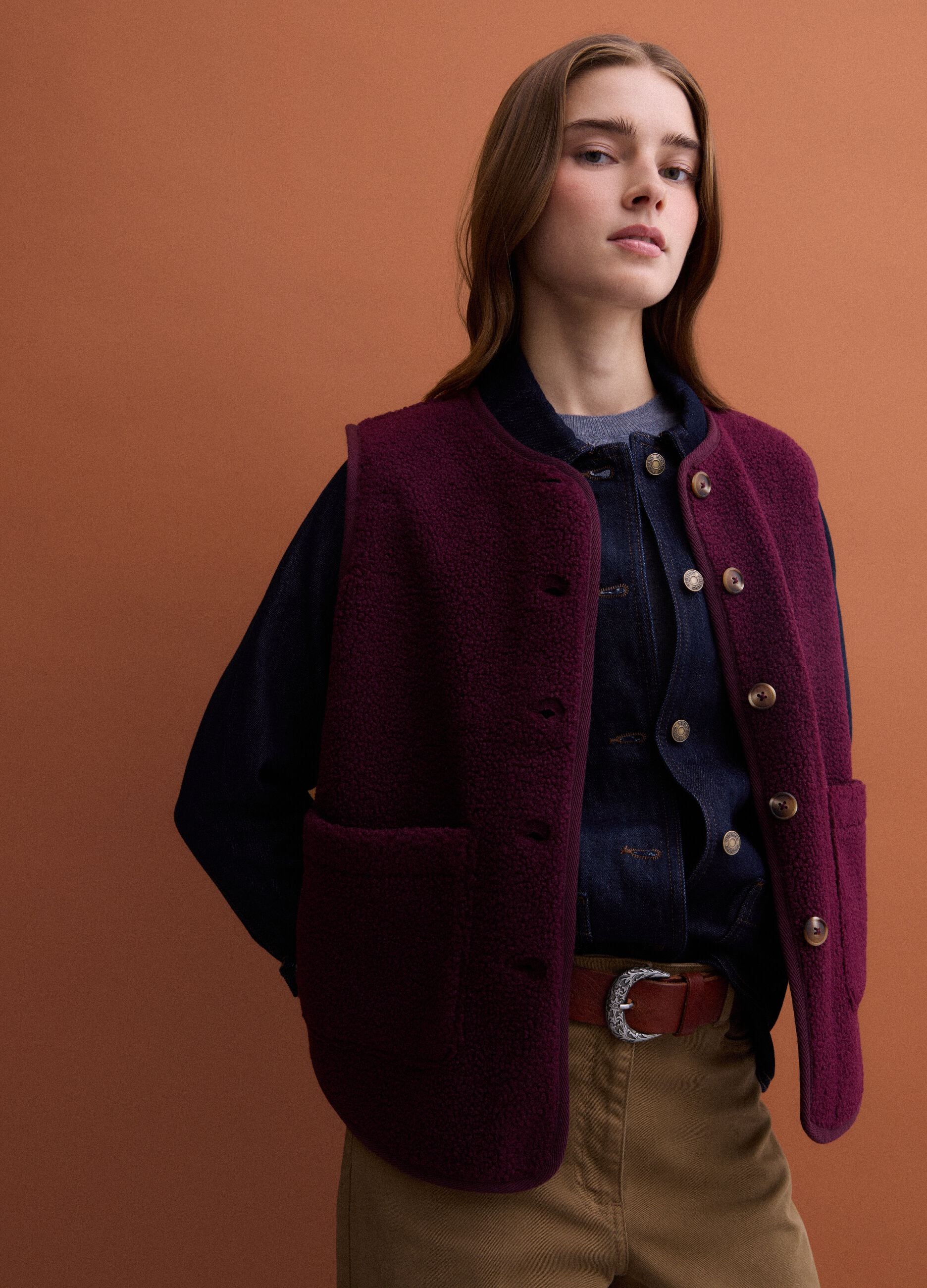 Burgundy red crew-neck sherpa gilet, regular fit