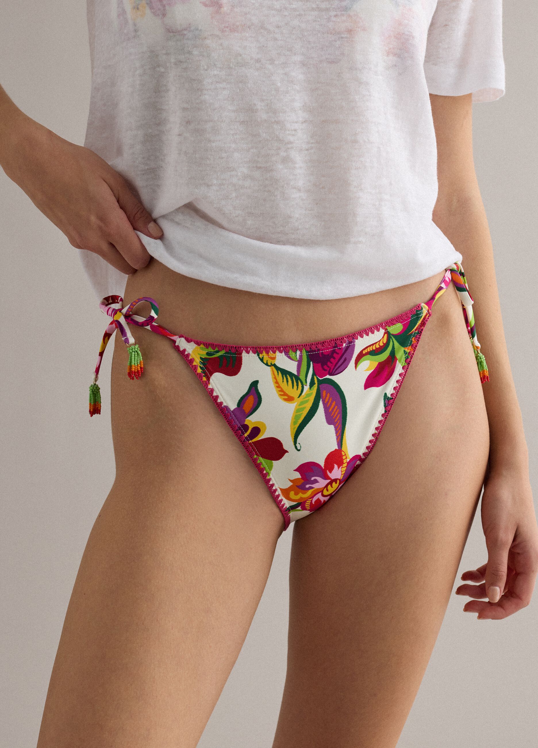 Cueca de biqu&iacute;ni multicolor em tecido el&aacute;stico com atilhos