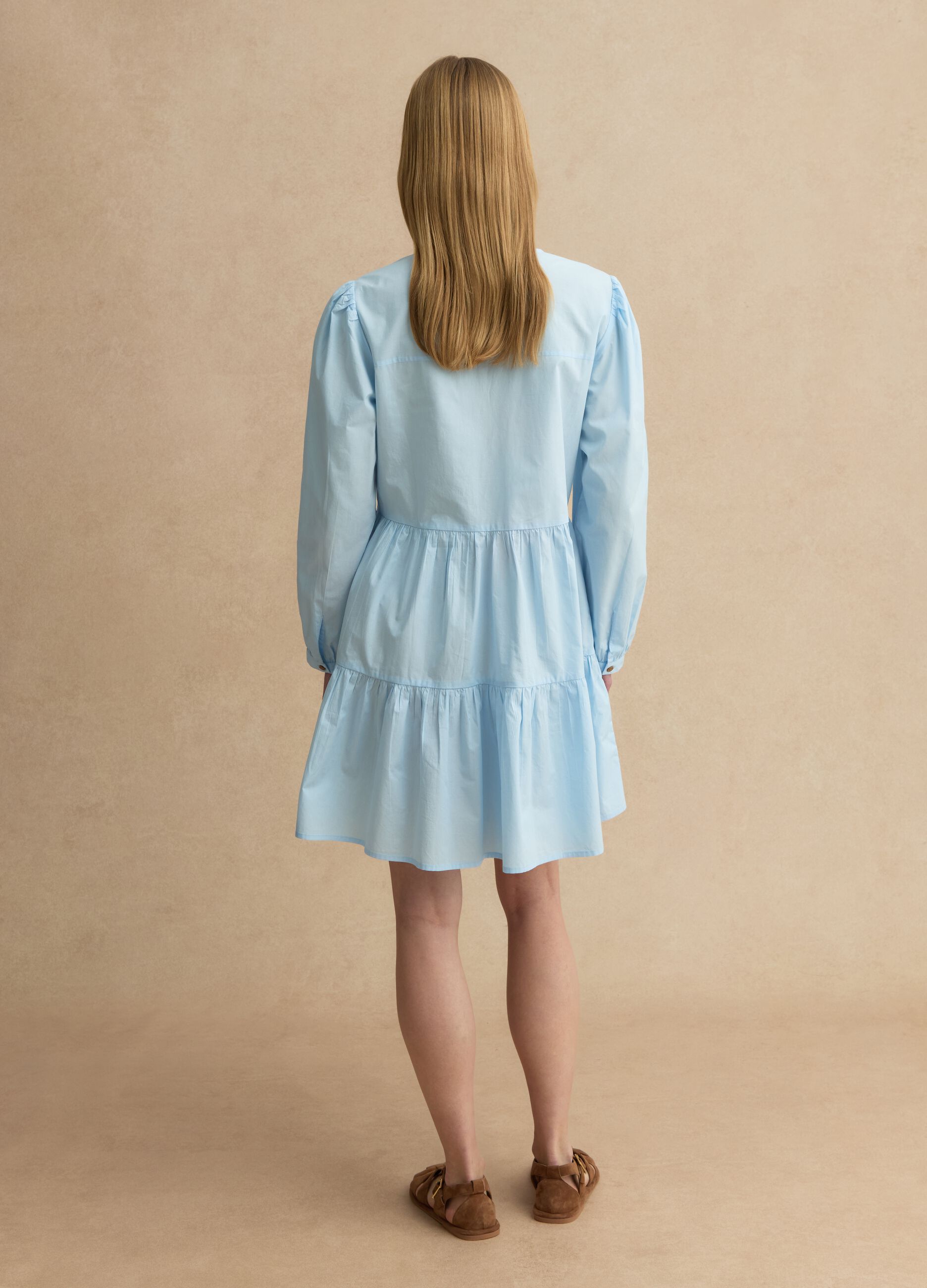 Blaues Baumwollkleid mit tiefem V-Ausschnitt, regular fit