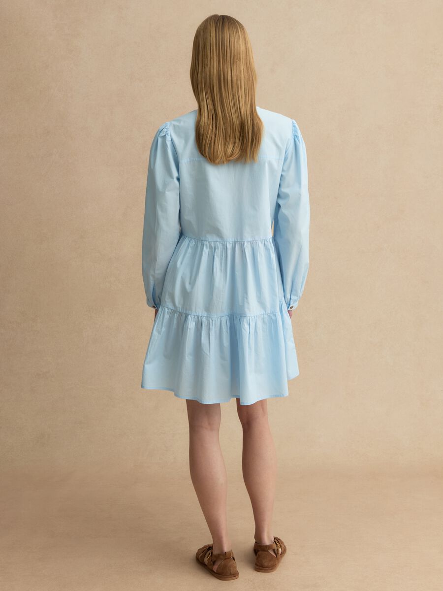 Blaues Baumwollkleid mit tiefem V-Ausschnitt, regular fit_3