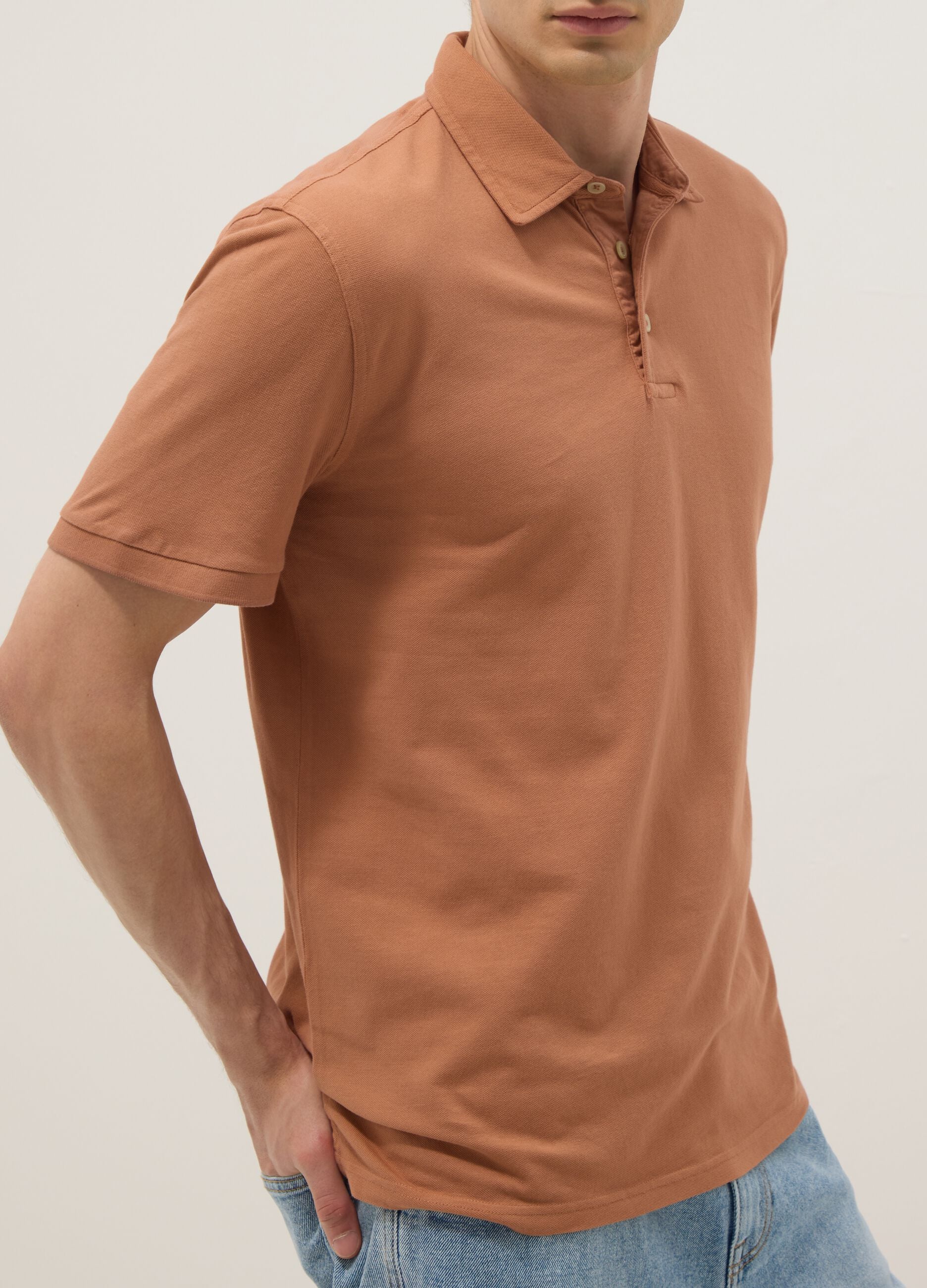 Polo castanho em algod&atilde;o puro de manga curta slim fit